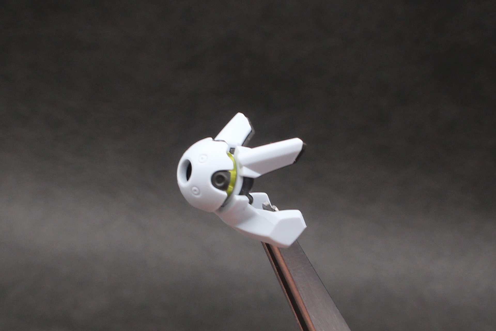 先端のパーツでリングを挟んで組み立てる