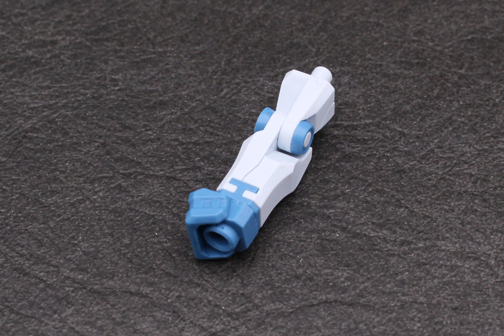 手首に装甲を取り付ける