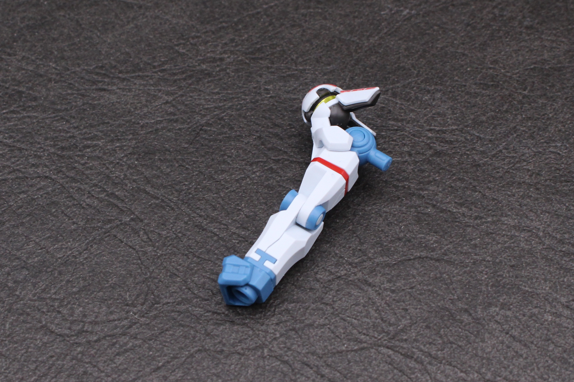 上腕に肩を取り付ける。赤いラインの部分は別パーツで上腕のロール軸となっている