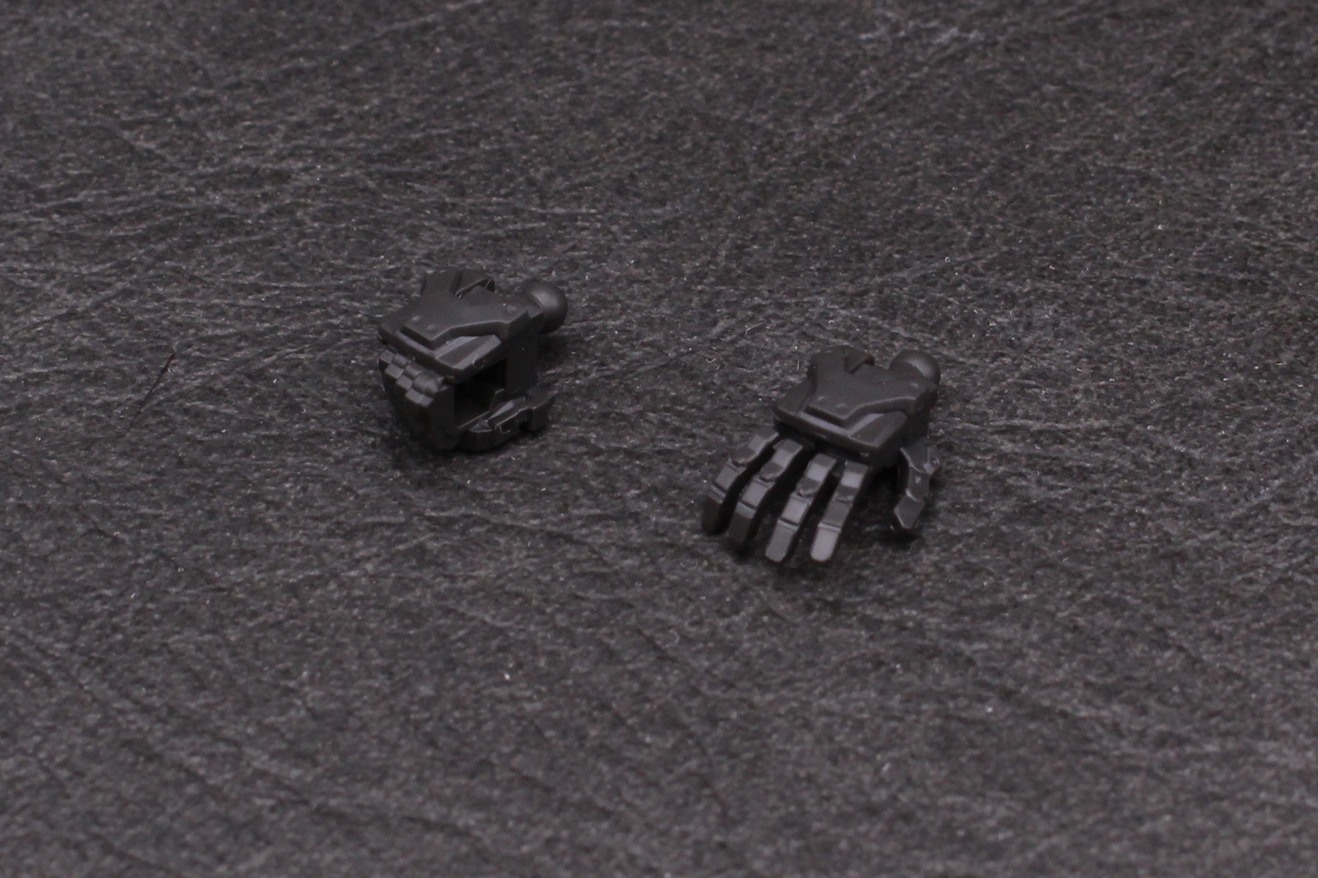 手首パーツを組み立てる。武器の持ち手と平手の2種類