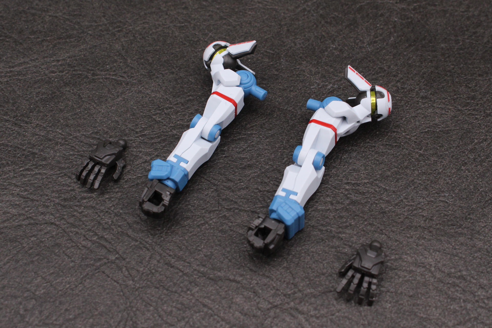 左腕も同様に組み立てて腕が完成