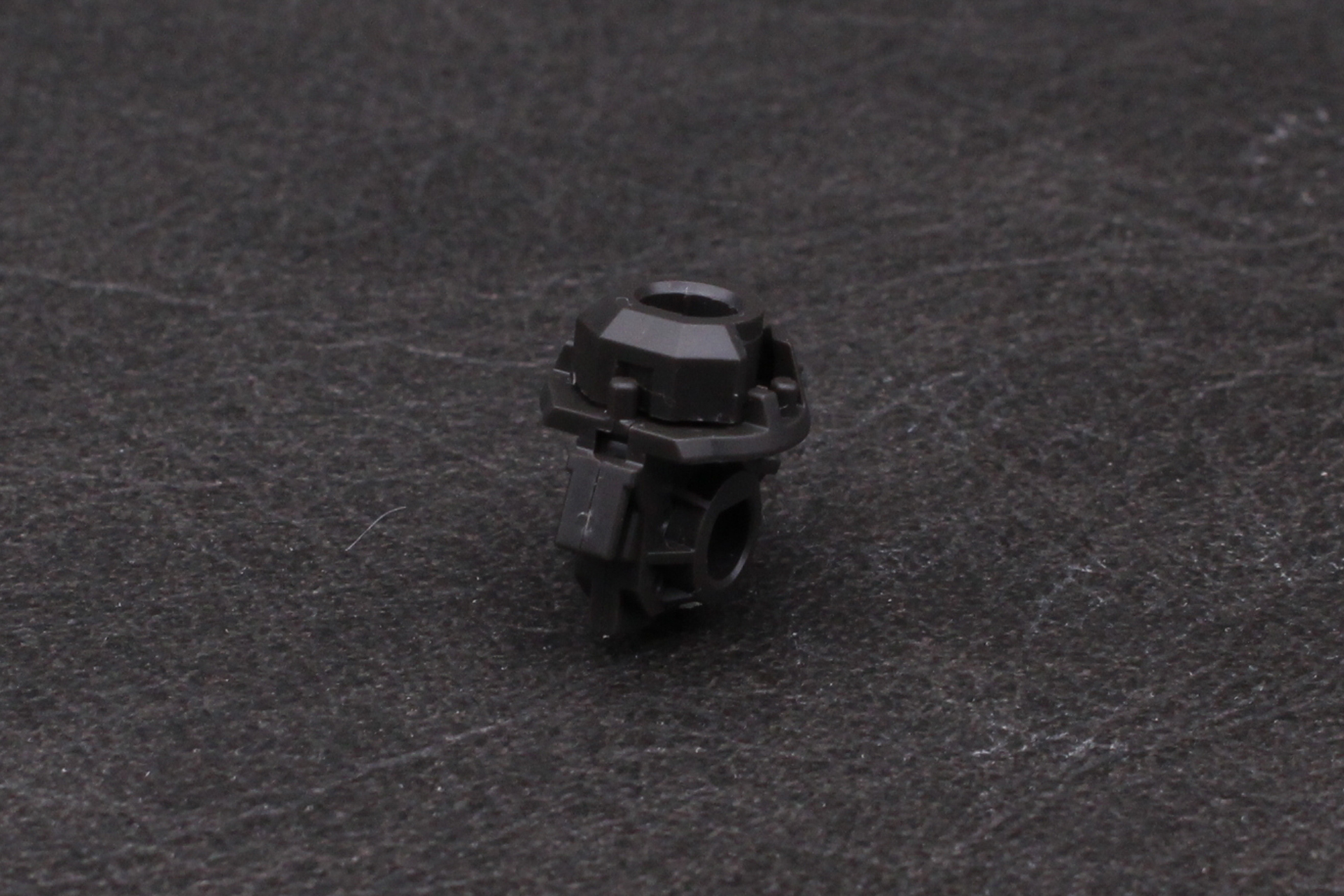 腰の組み立て。内部ジョイントを組み立てる