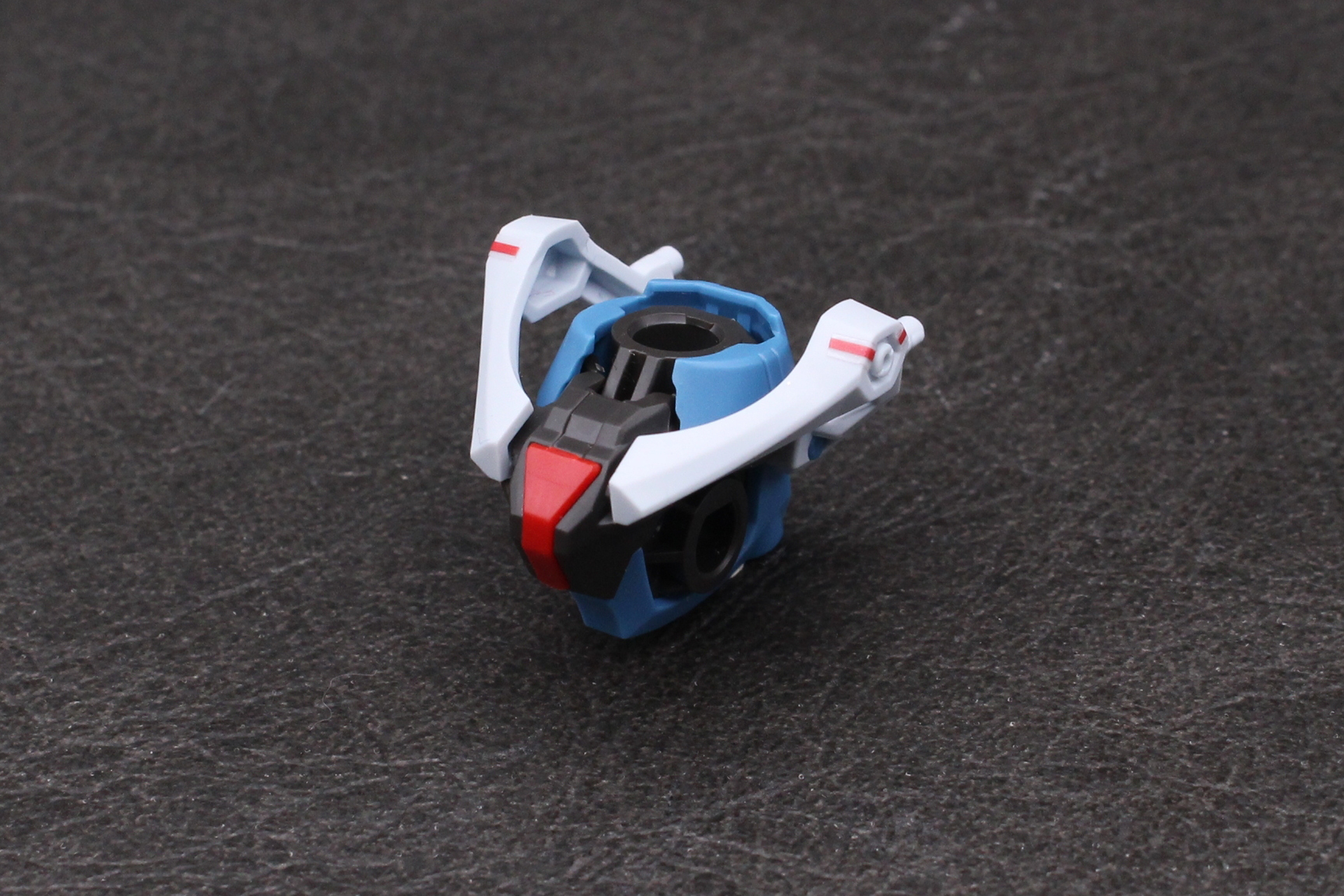 マーキングシールを貼った左右の装甲を取り付けて完成