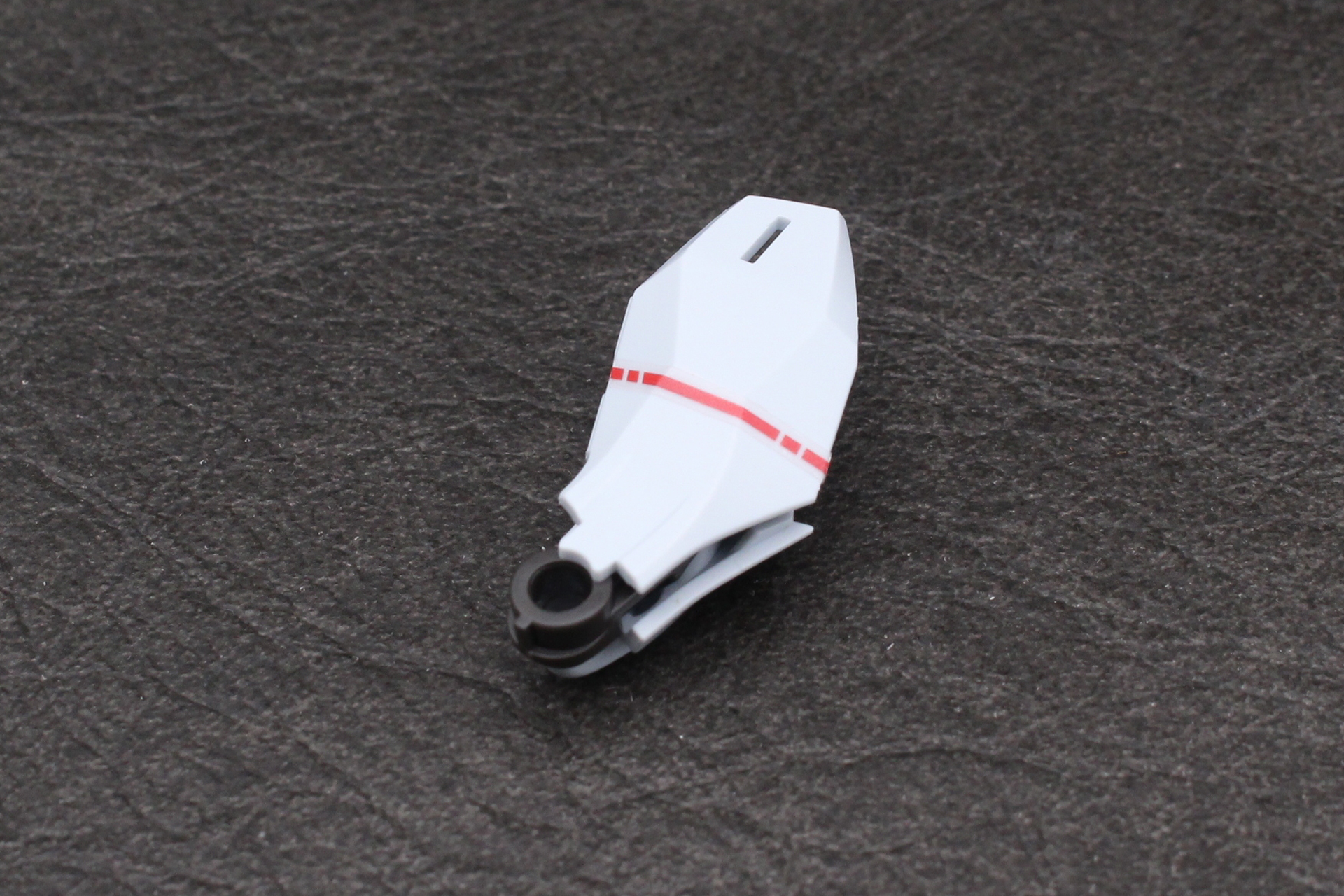 脚部の組み立て。太ももを組み立てる