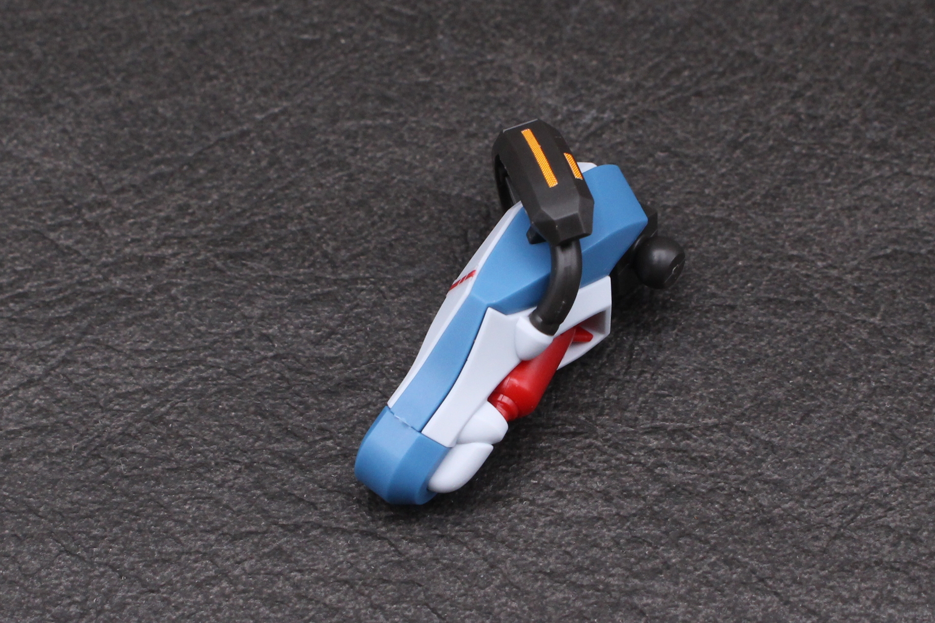 股関節と装甲を取り付けていく