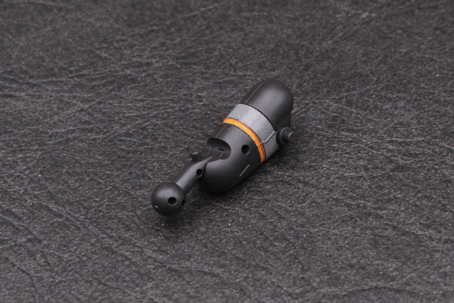 ふくらはぎ内部のパーツを組み立ててシールを貼る