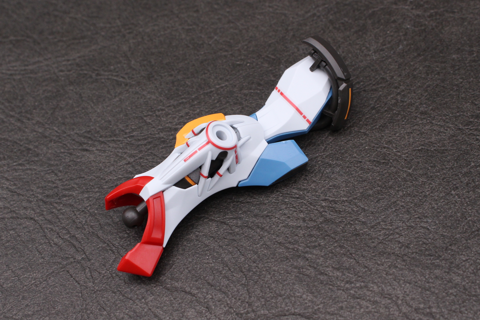 シールを貼ったパーツを取り付ける