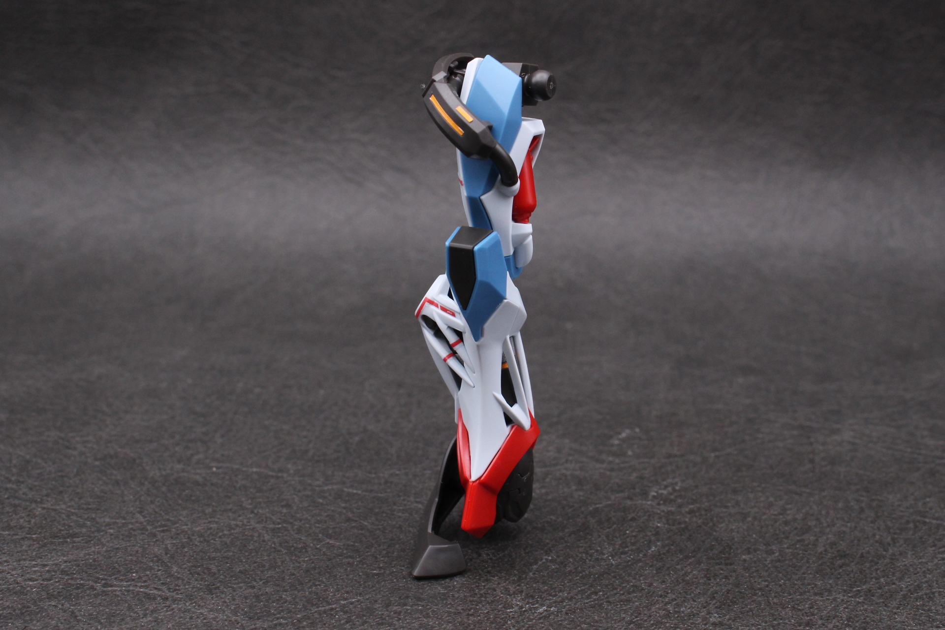 足首を取り付けて右脚が完成