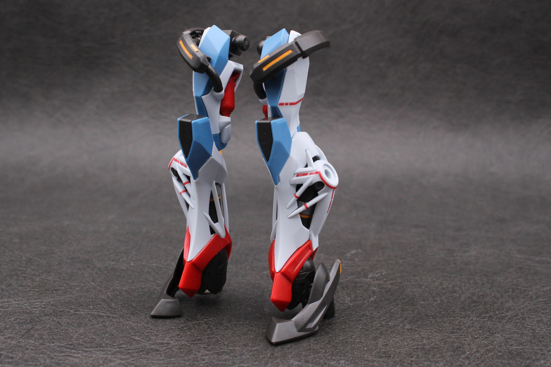 左脚も同様に組み立てて脚部が完成