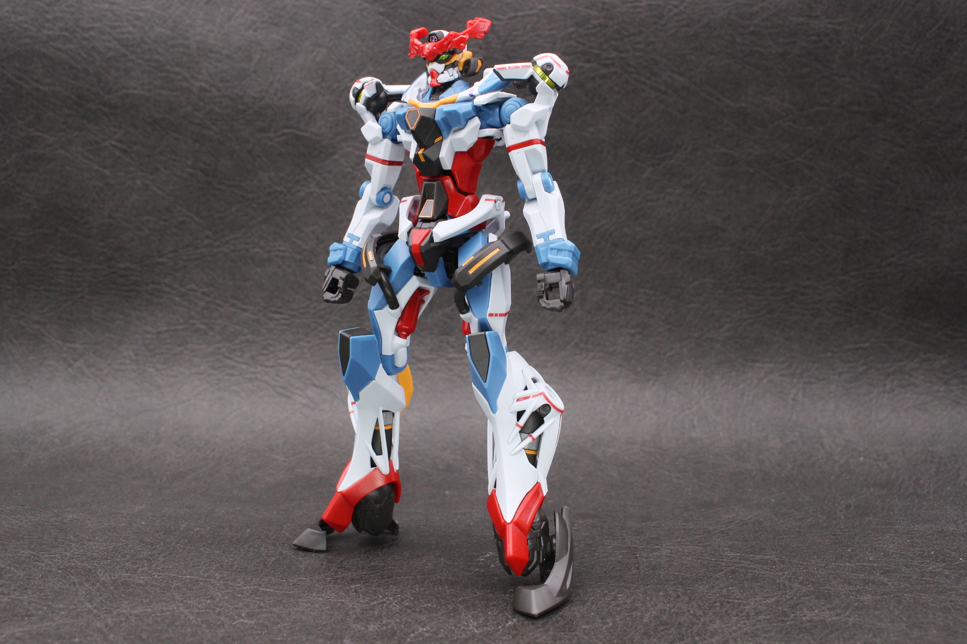 組み立てた部位を取り付けて本体の完成