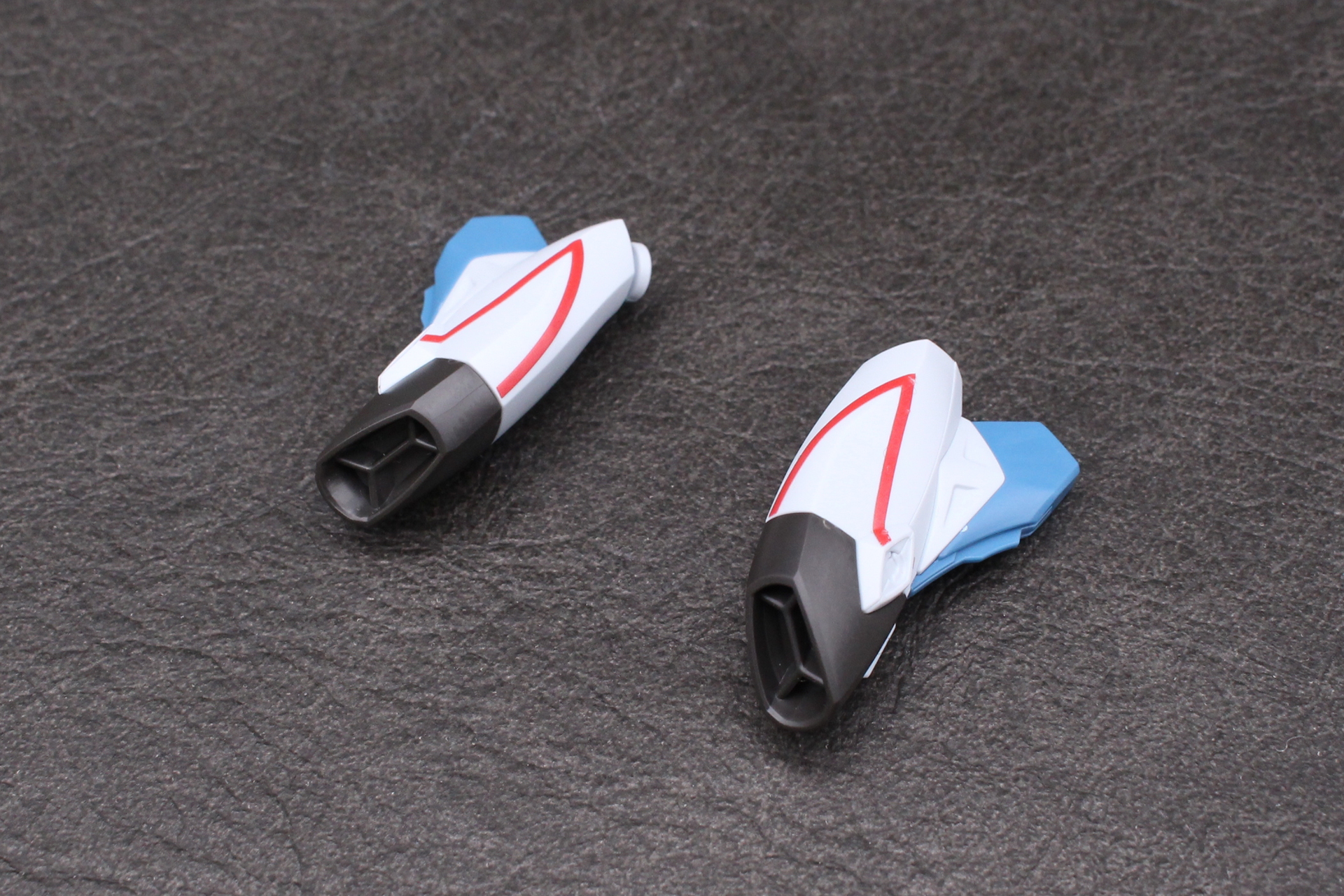 左右のノズルを組み立てる。マーキングシールのラインは左右対称になるように貼ろう