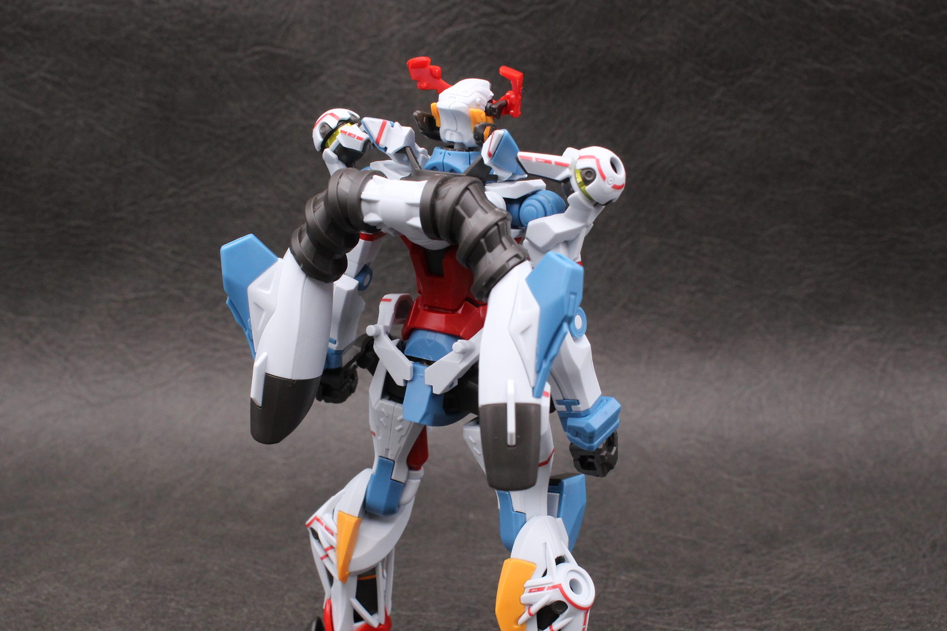 完成したバックパックを背中に取り付ける。見栄えがよくなるように左右の角度を調整しよう