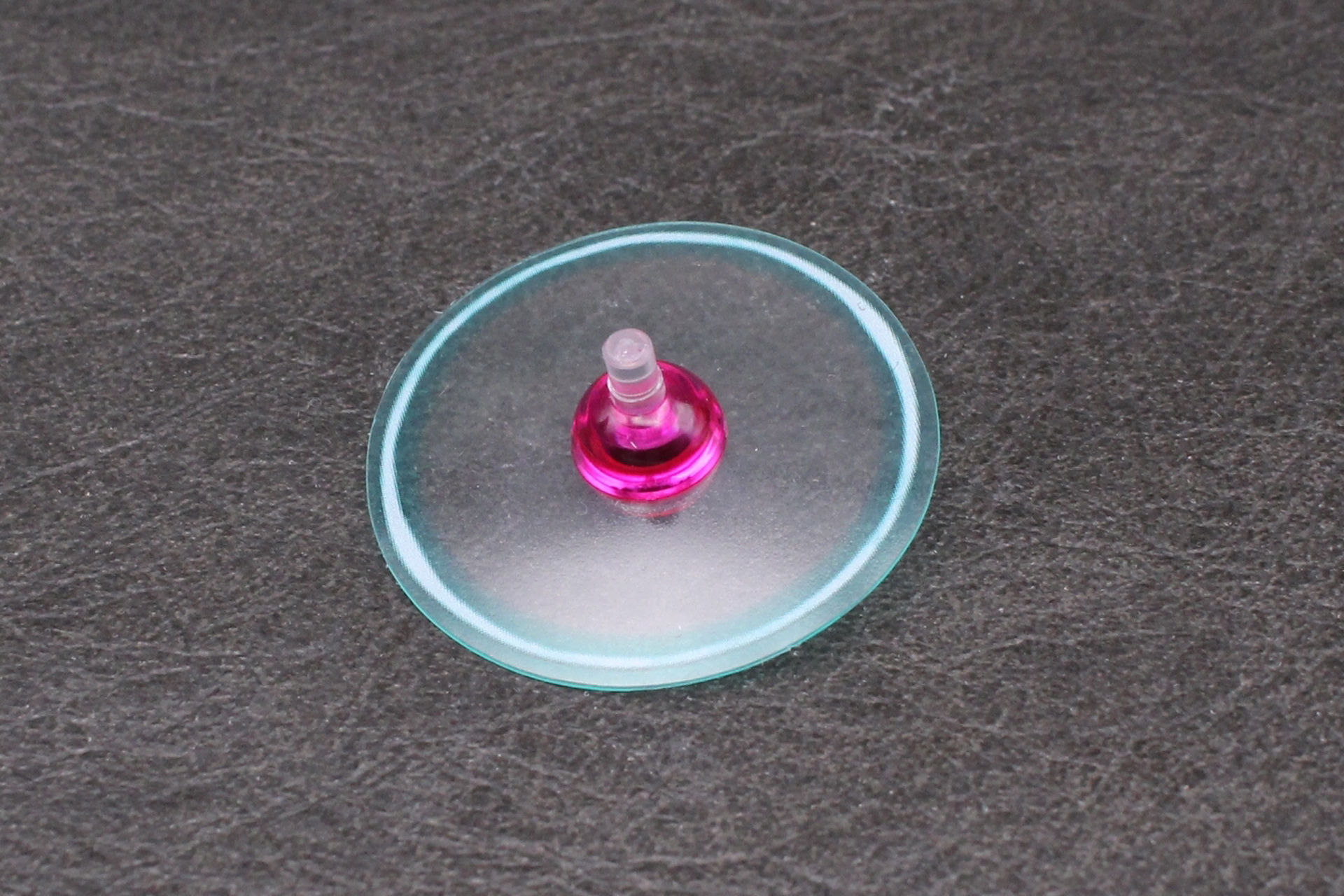 脚用の2つは2つのリングを取り付ける。根元のリングにはシールを貼っている