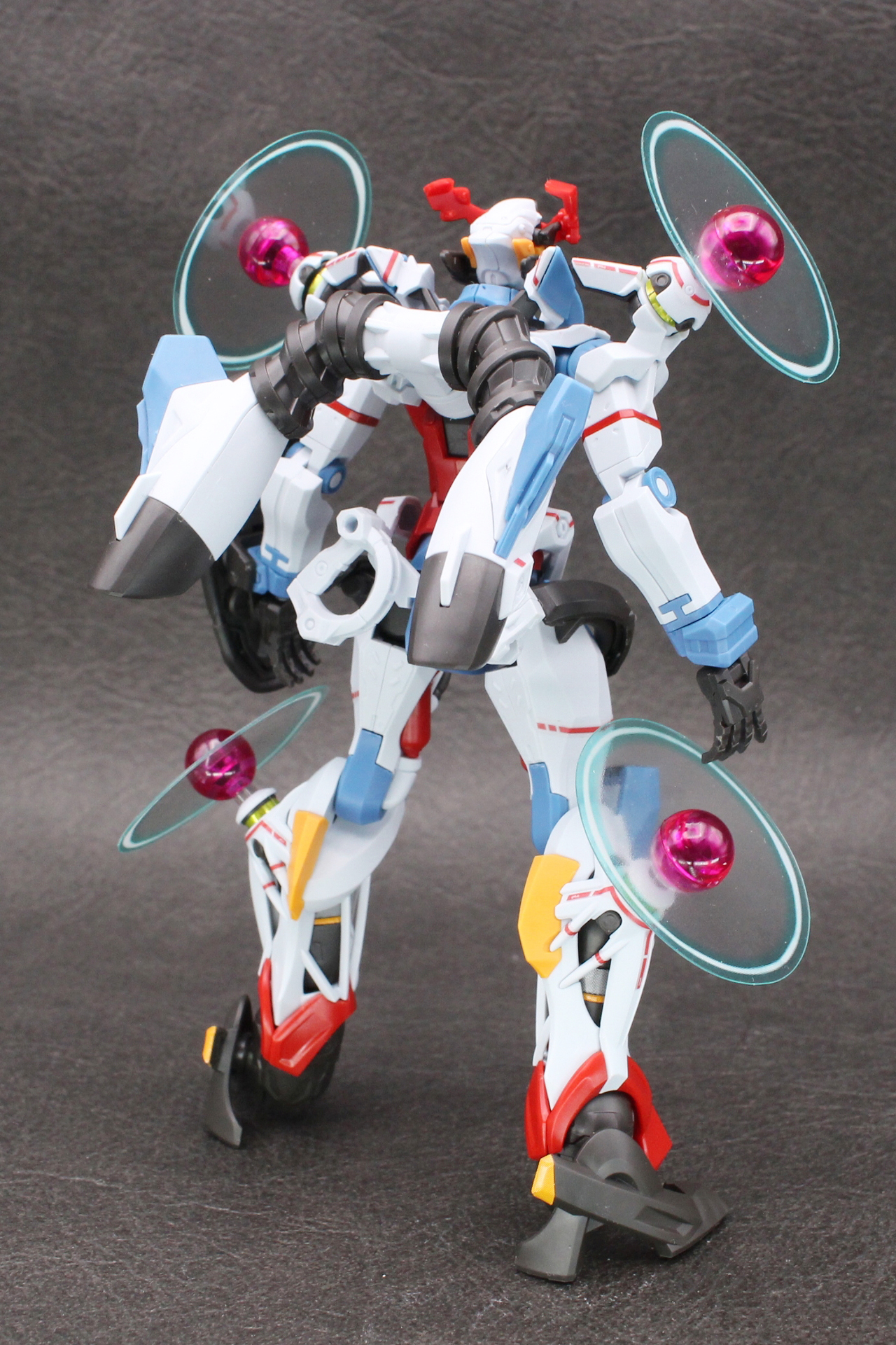 バックショット。無塗装の素組みでもデザインにおける最低限の情報量は再現されている