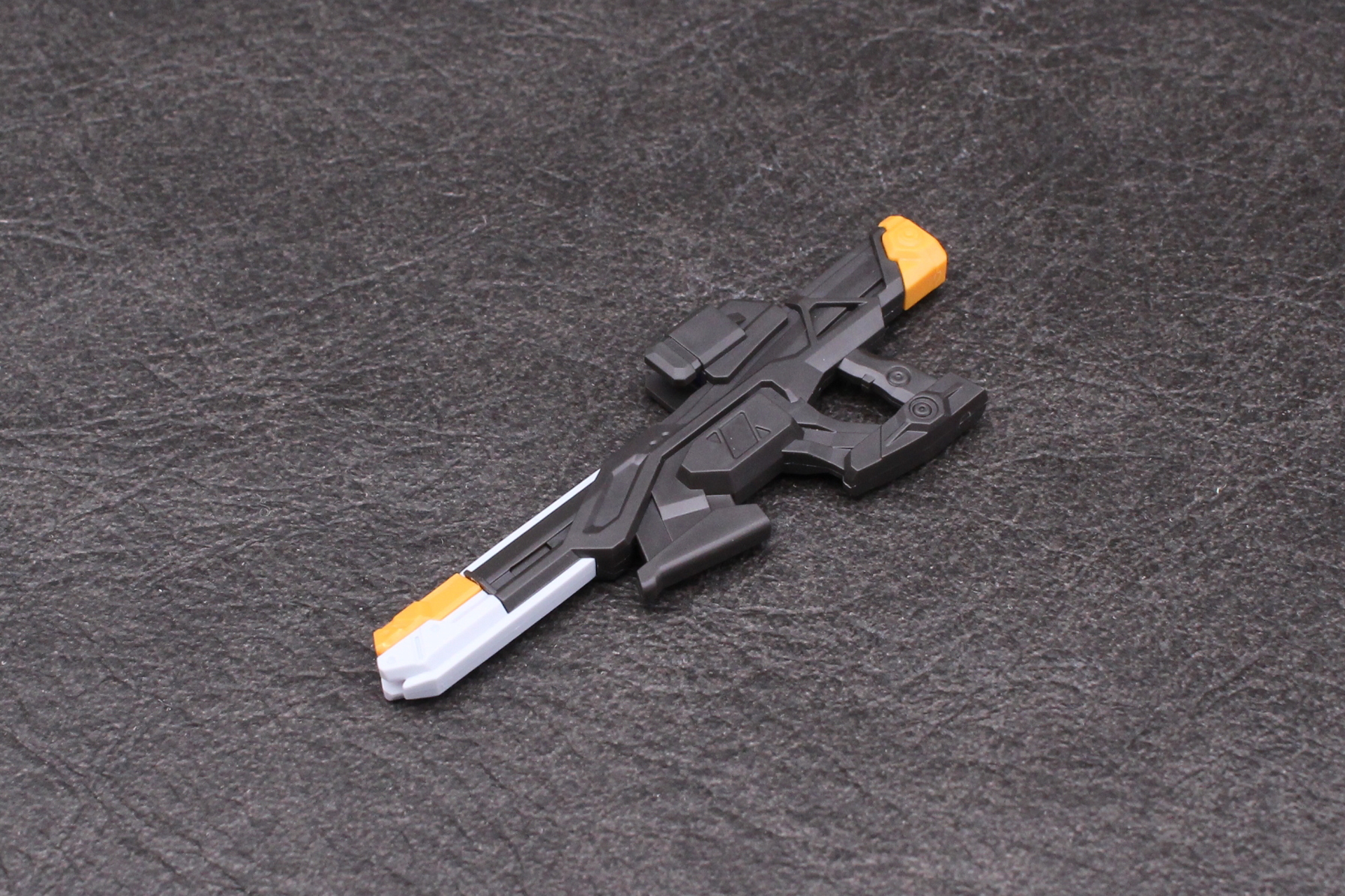 ビーム・ライフルを組み立てる。写真では見えないがスコープ前方の色はシールで再現されている