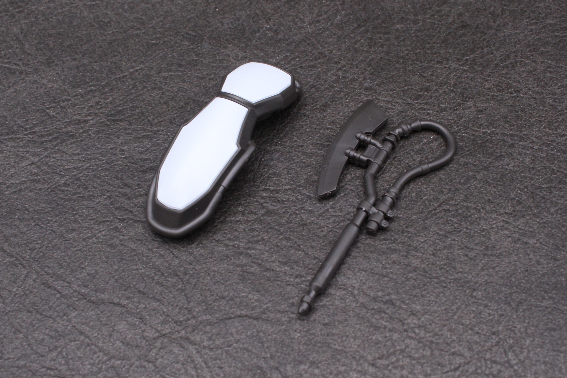 シールドとヒート・ホーク。前者はジョイントを噛ませて手首に取り付ける