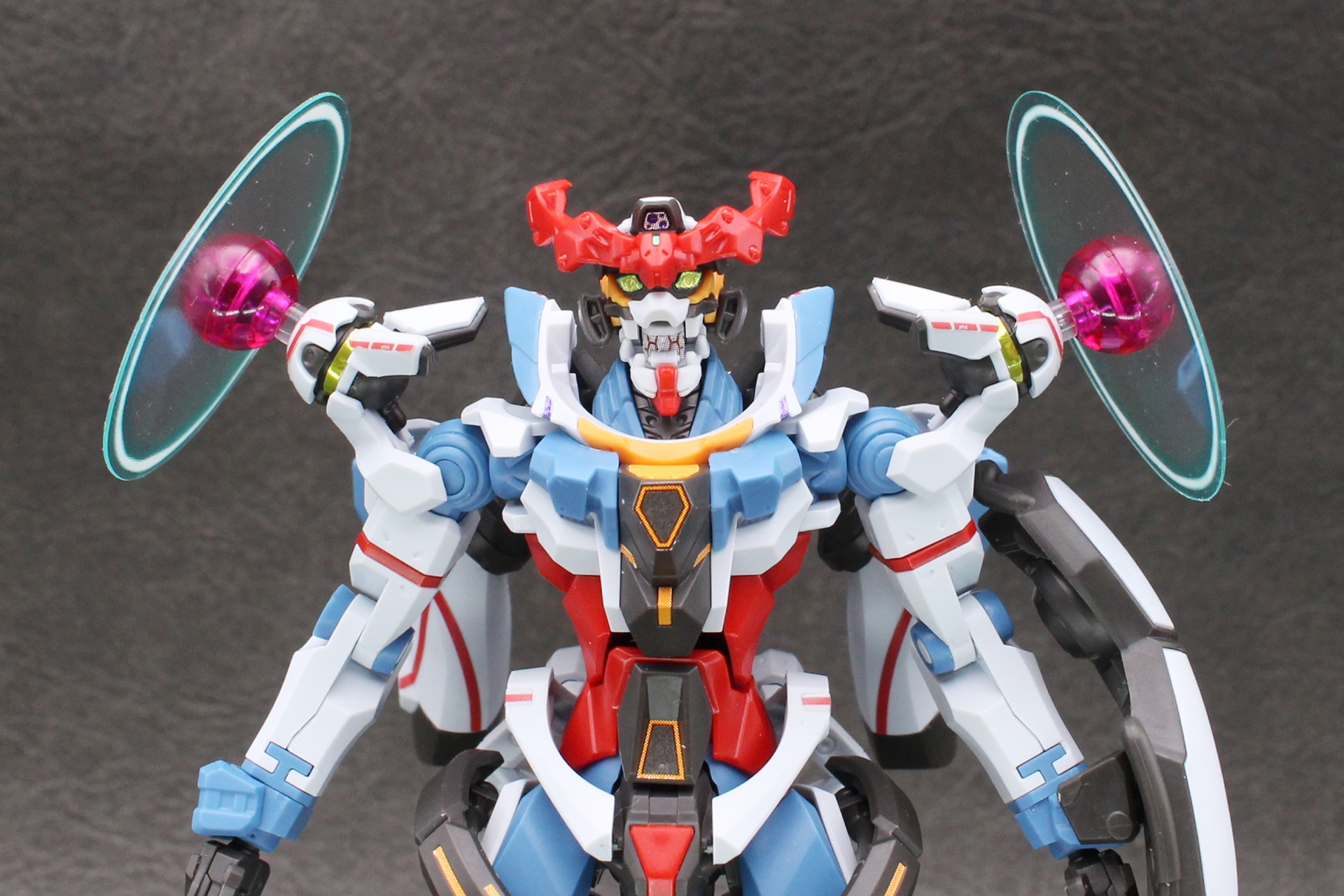 開口ギミック。閉じた状態でも違和感はないが、設定上はカメラアイに瞳がない