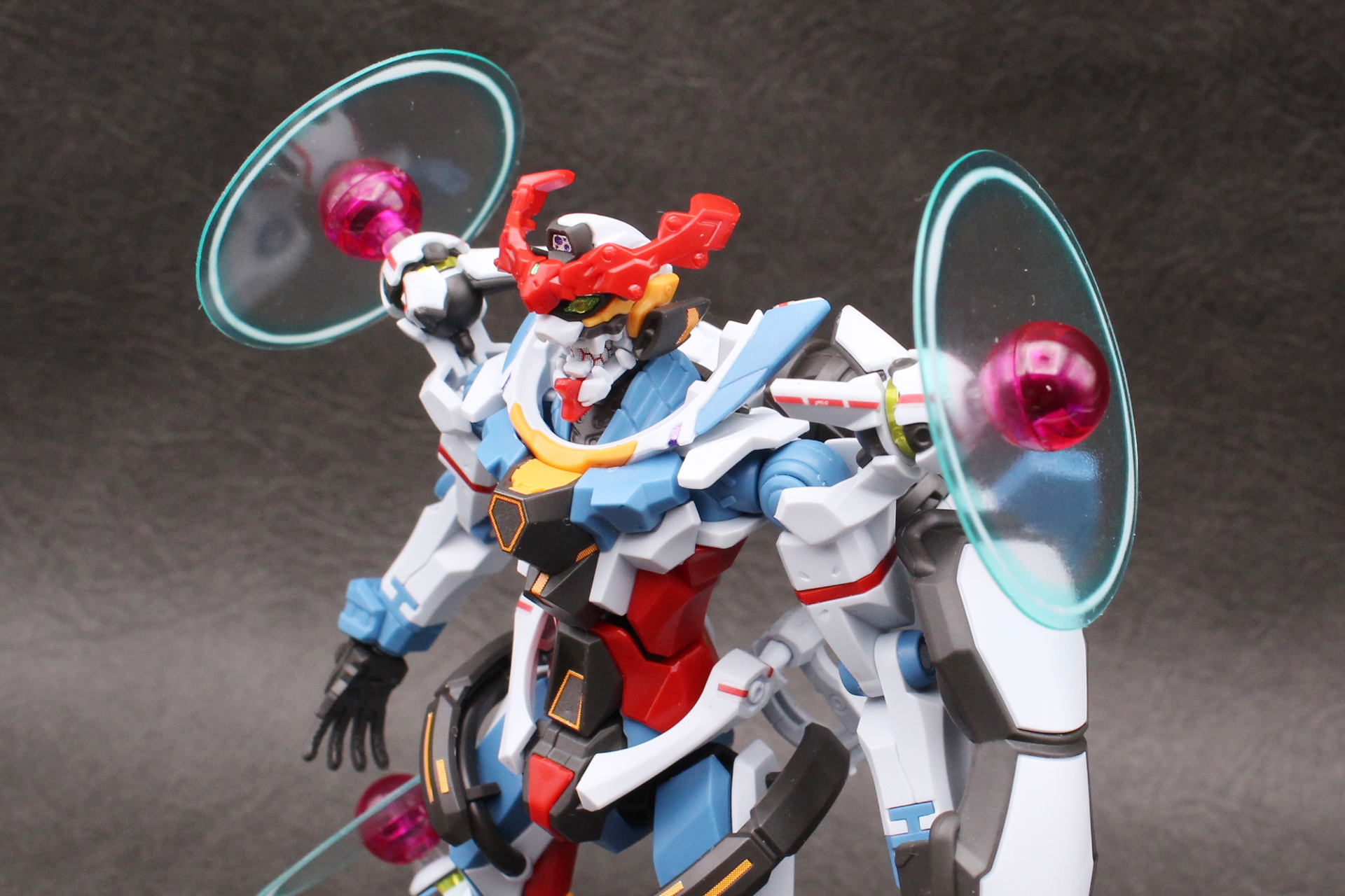 首関節が二重になっていることで、頭部を前に突き出した状態や上を向いた状態も再現できる