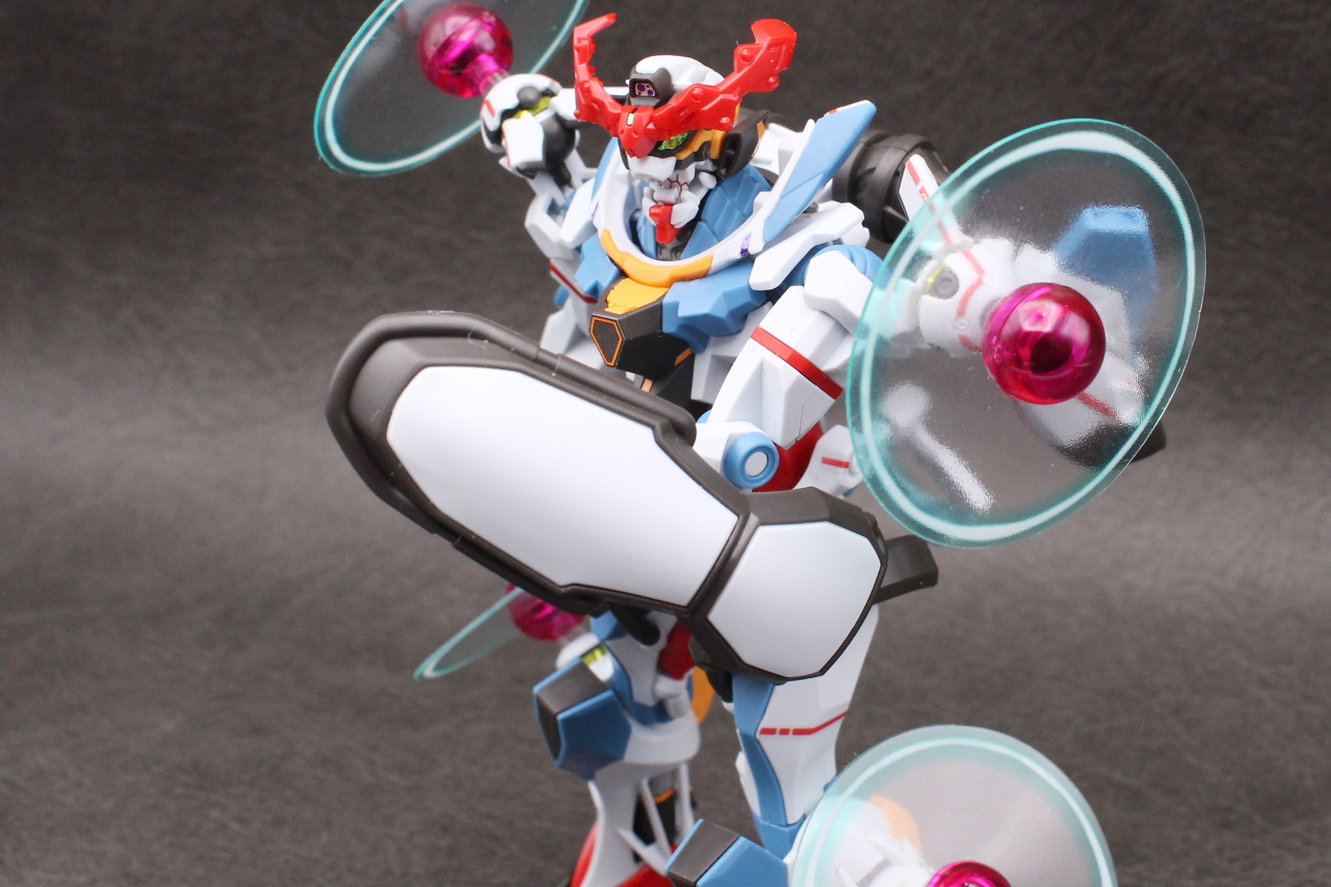 ポーズによって光輪が干渉することもあるので、各関節で調整しよう。シールドは手首のロール軸を回すとポジションを決めやすい