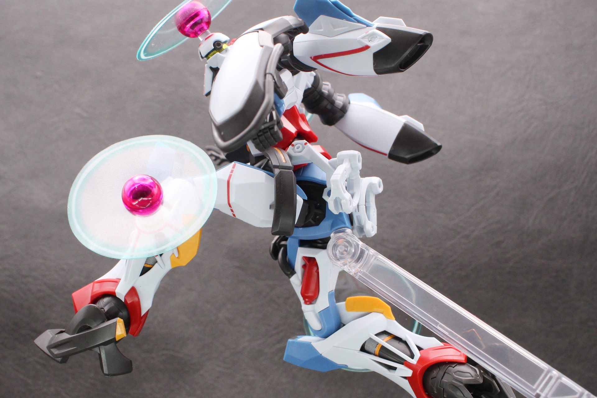 股間の後方にジョイント穴があり、アクションベースに対応。画像では「アクションベース7 [クリアカラー]」を使用している