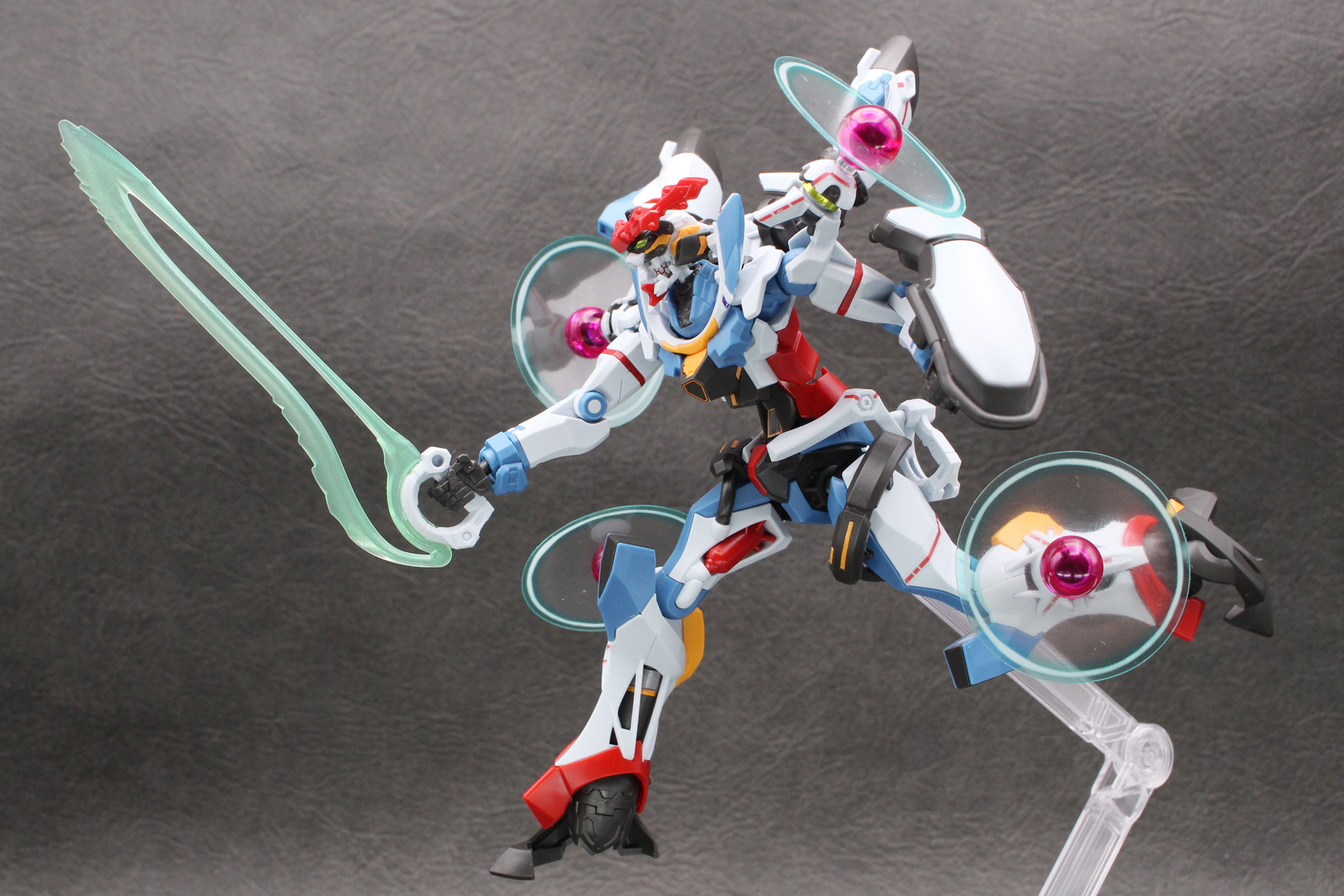 エンディミオン・ユニット覚醒時のジークアクスはビーム・サーベルがよく似合う