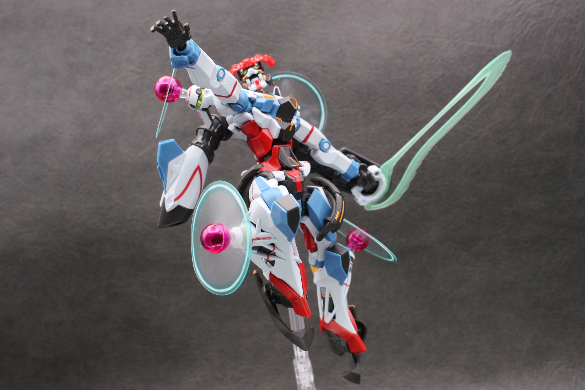 エンディミオン・ユニット覚醒時のジークアクスはビーム・サーベルがよく似合う