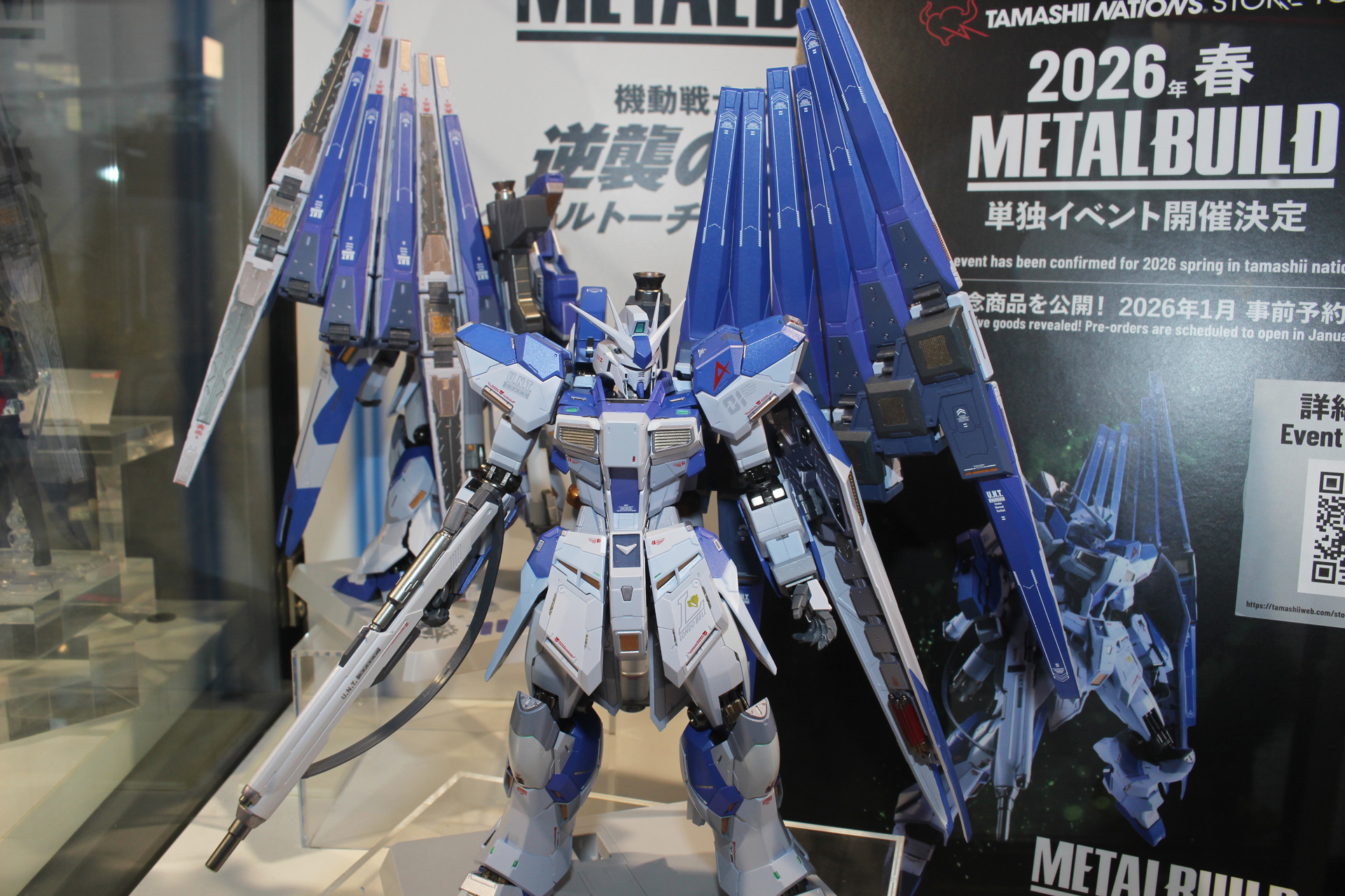 「METAL BUILD Hi-νガンダム」とはカラーとフィン・ファンネルの仕様が異なる