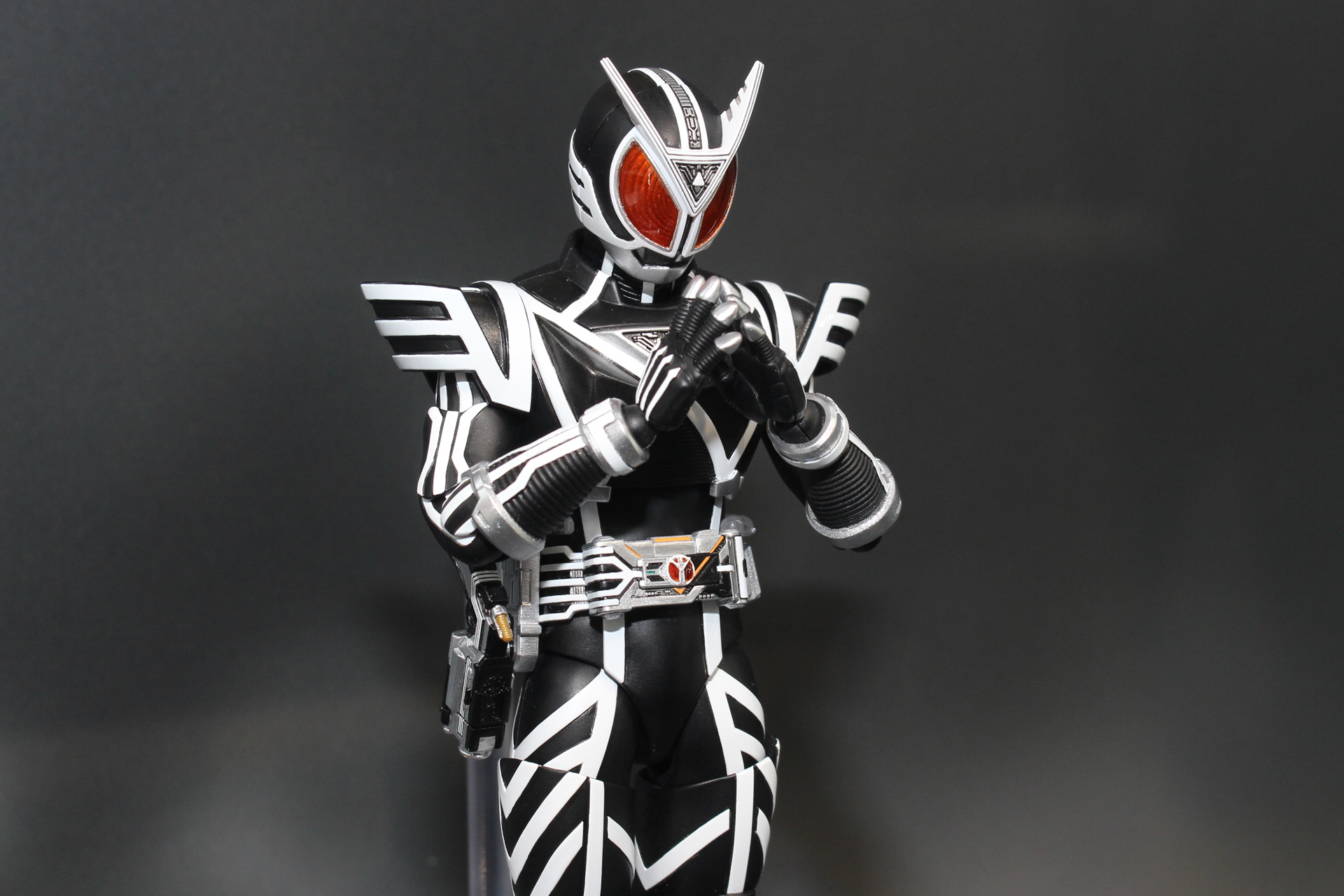 顔のアルティメットファインダーは真紅のカラー。内部ディテールも忠実に再現