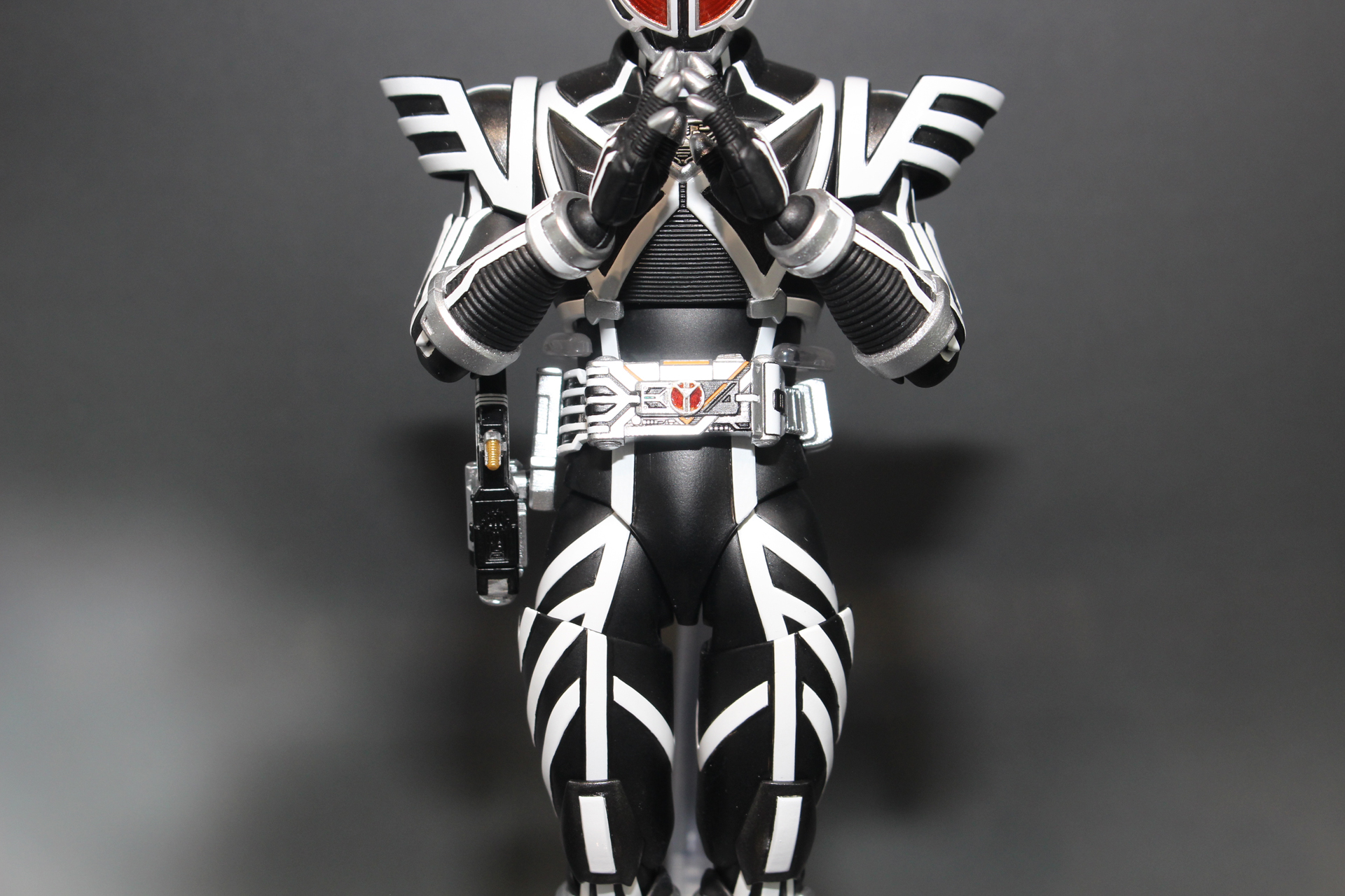 変身の方式が異なるため、他のライダーとは形状が異なるデルタドライバー
