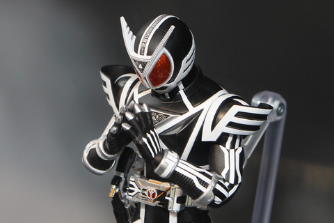 特別企画】「仮面ライダー555」の3人目のライダー、「S.H.Figuarts（真