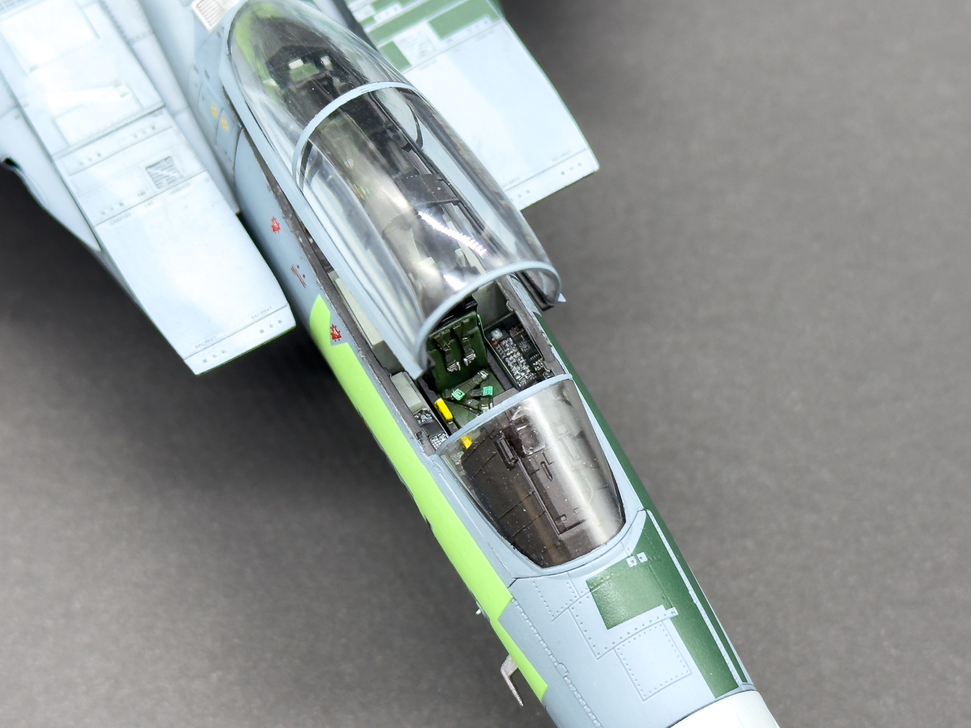 コックピット内部には追加シートベルトを使用しました。