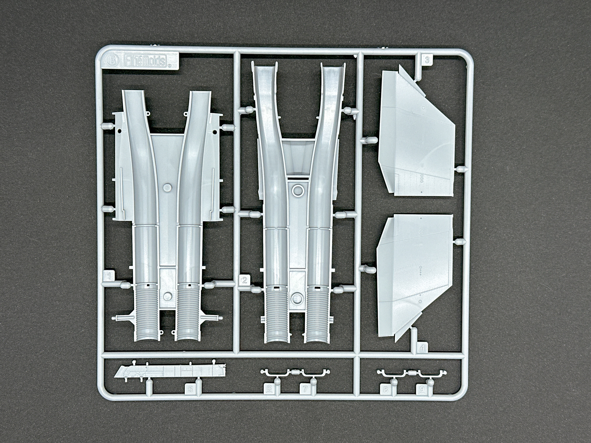 Bランナーはエアインテークや主翼下面を構成します。本キットではエアインテーク内側まで立体化されています。