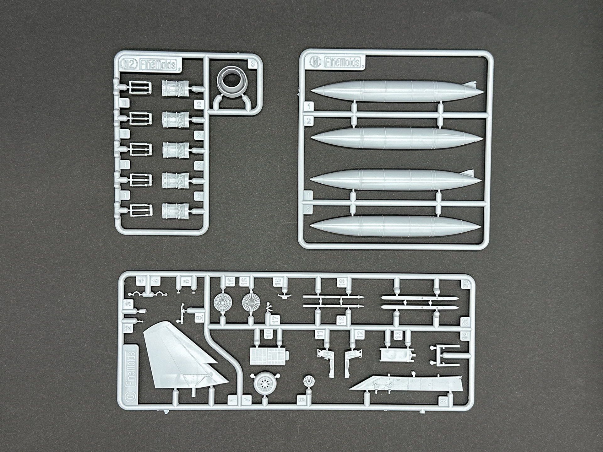 C、M2、Nランナーは同一形状のランナーが2枚付属します。