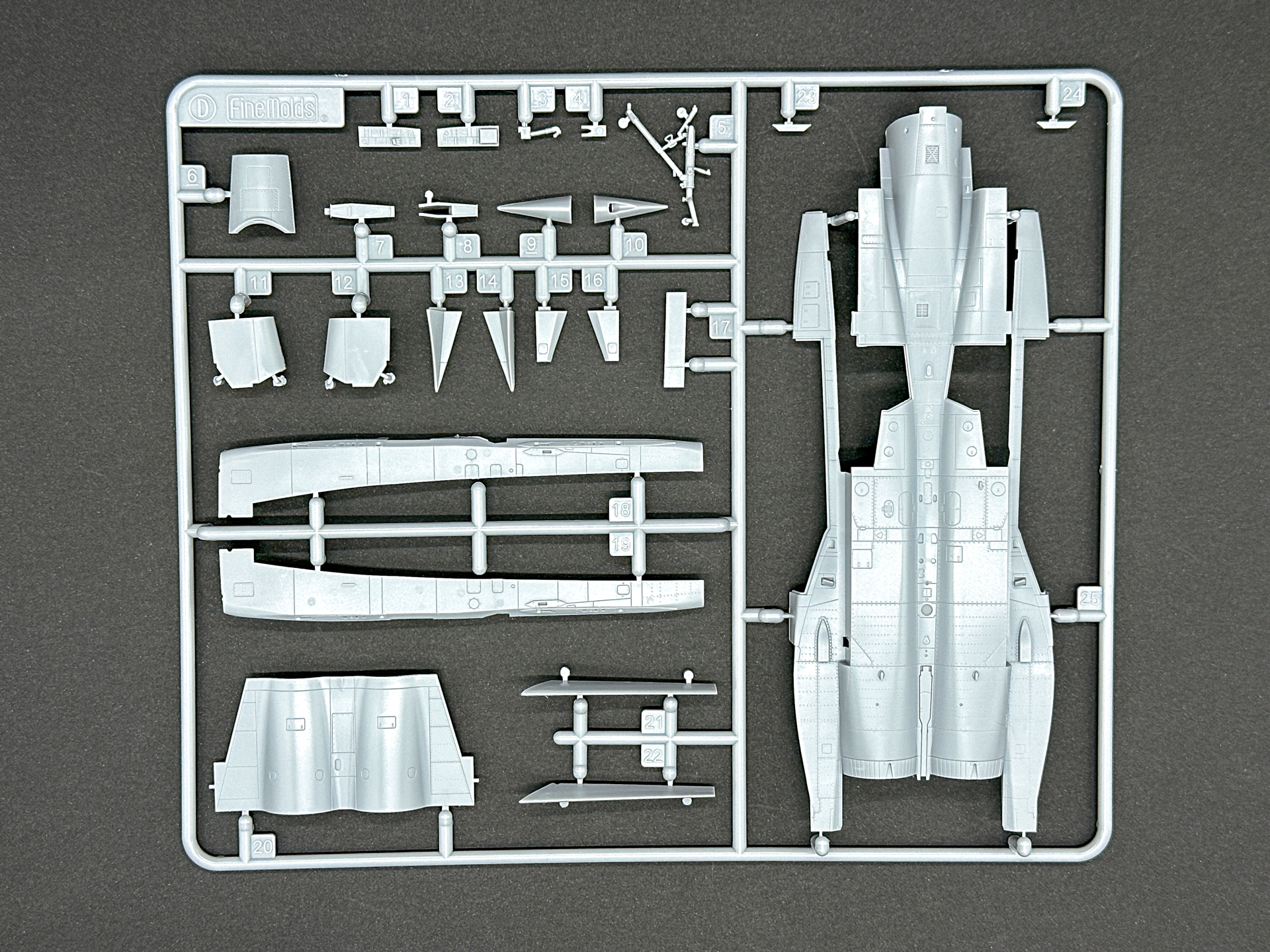Dランナーは胴体下部が成形されています。また、胴体下部側面は別パーツ化されており、モールドがしっかりと彫刻されています。