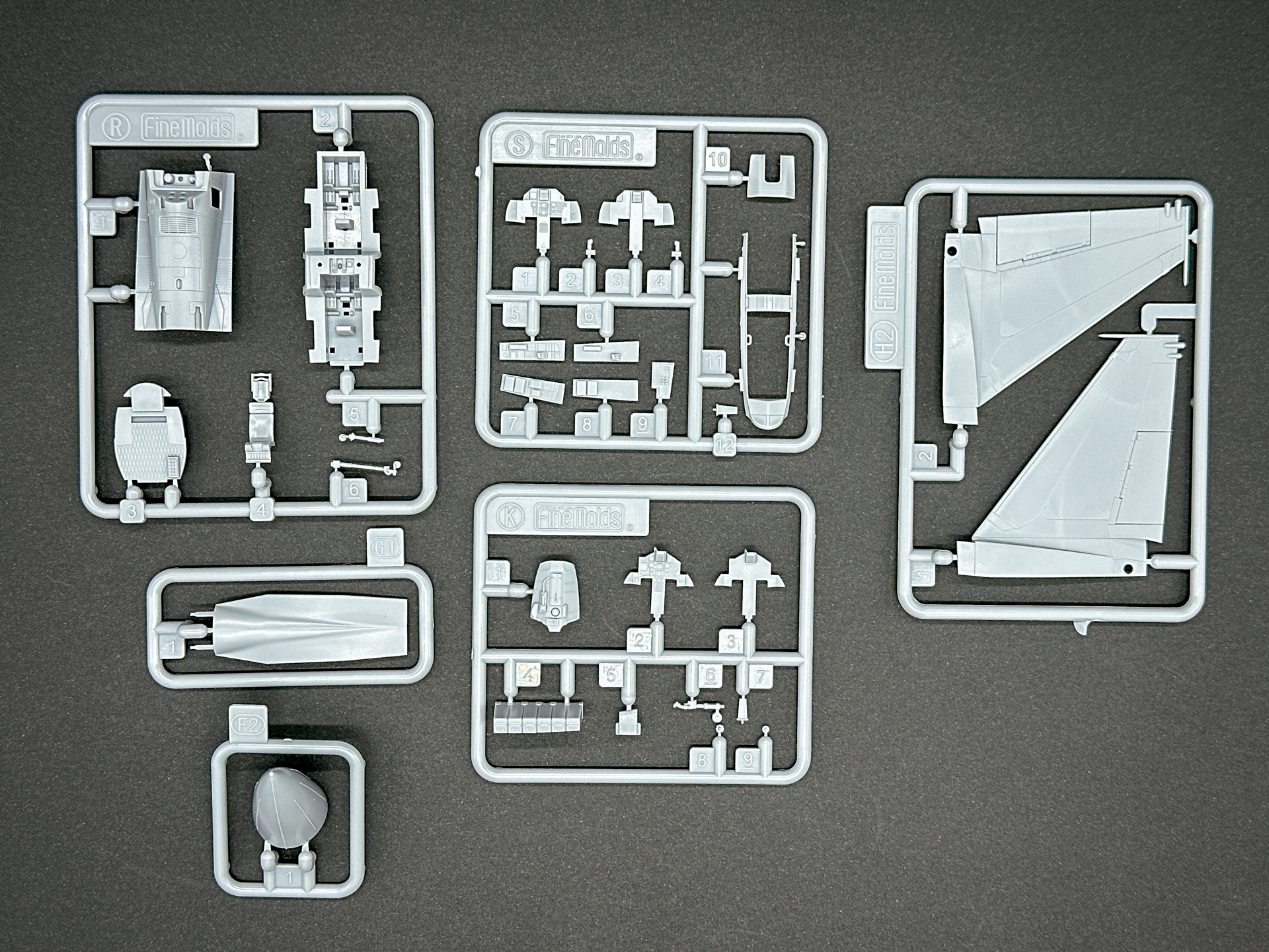 ファインモールドキットのパーツ構成は様々なバリエーションに対応できるよう小さなランナーでパーツが成形されています。