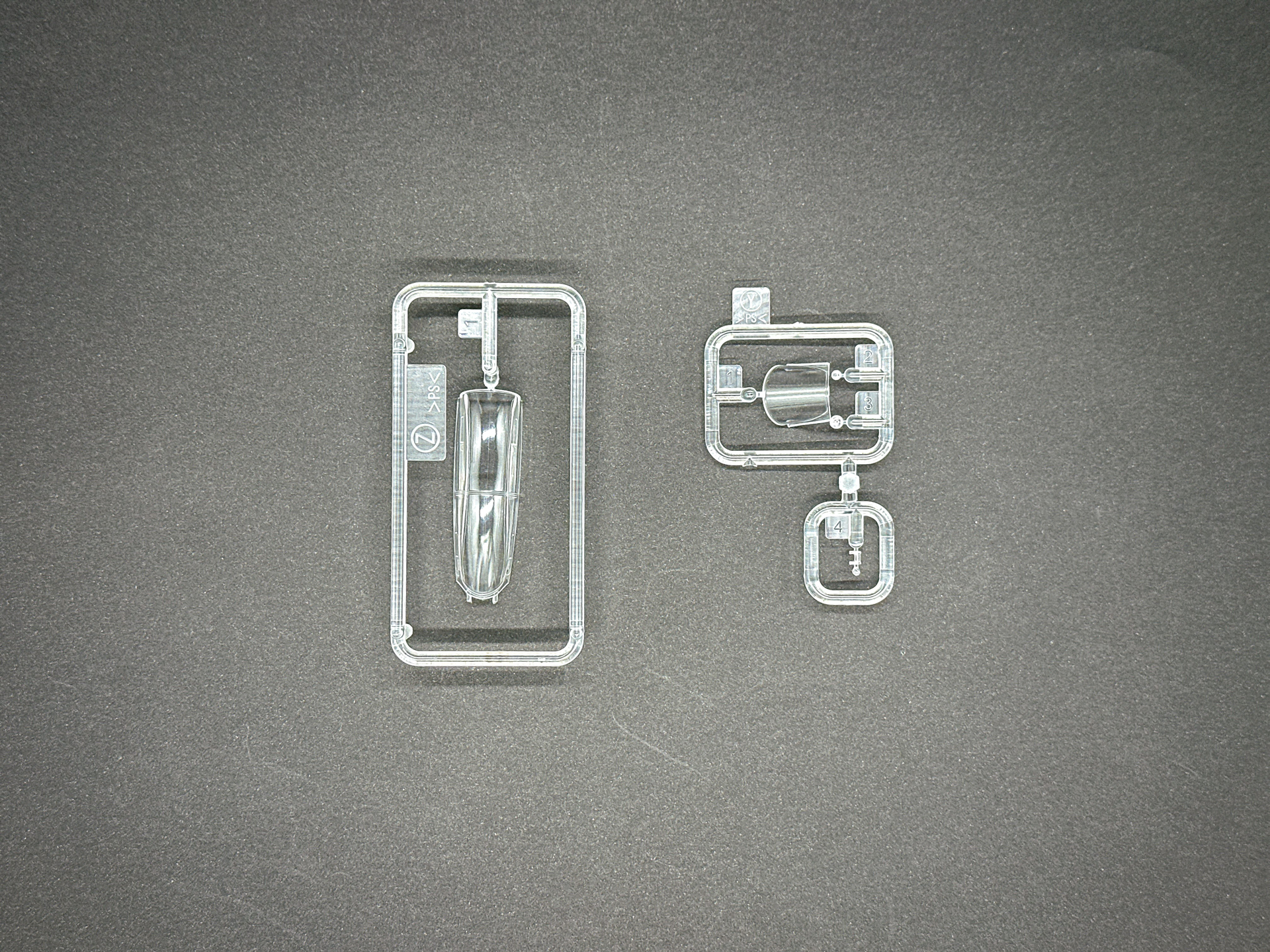 F-15のキャノピーはバブルキャノピーが採用されているため、立体金型成形によるパーティングラインが中央に入っています。