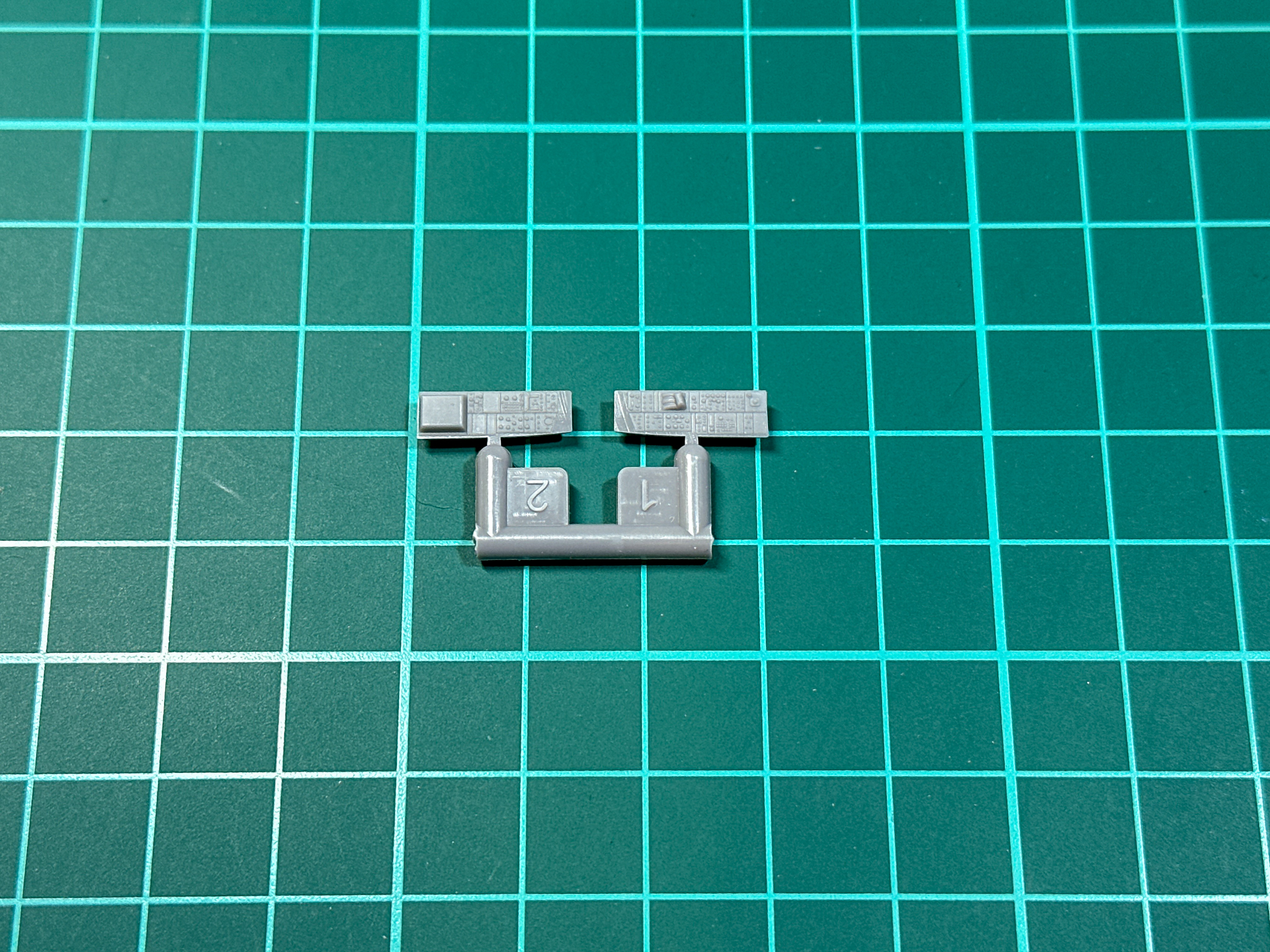 細かいパーツには塗装持ち手が取り付けられないため、ランナーを一部残して切り出します。