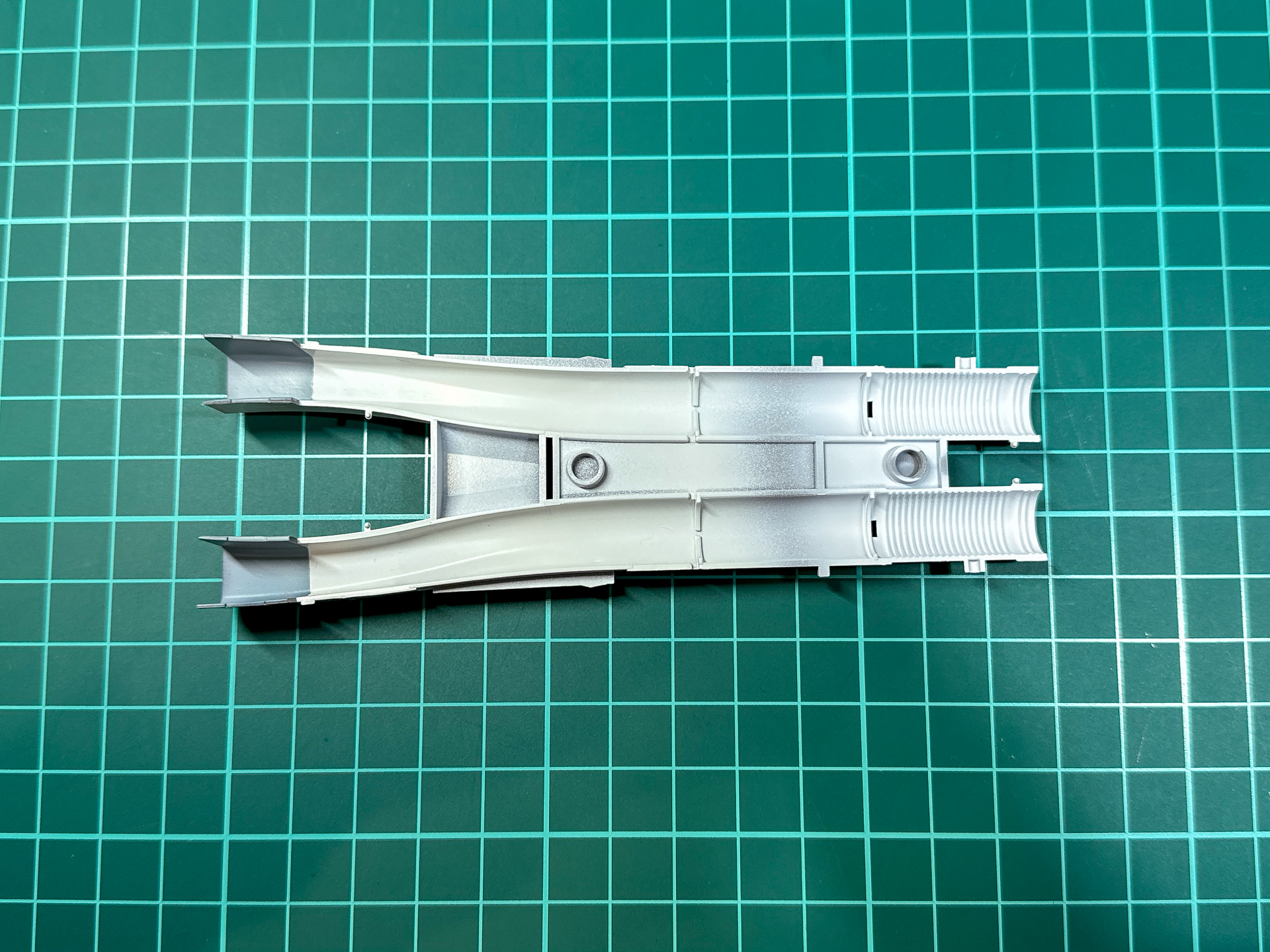 エアインテーク内部は2色のホワイトで塗り分けました。「Mr.カラー 飛行機模型用カラー C316 ホワイト FS17875」は黄色がかったホワイトです。