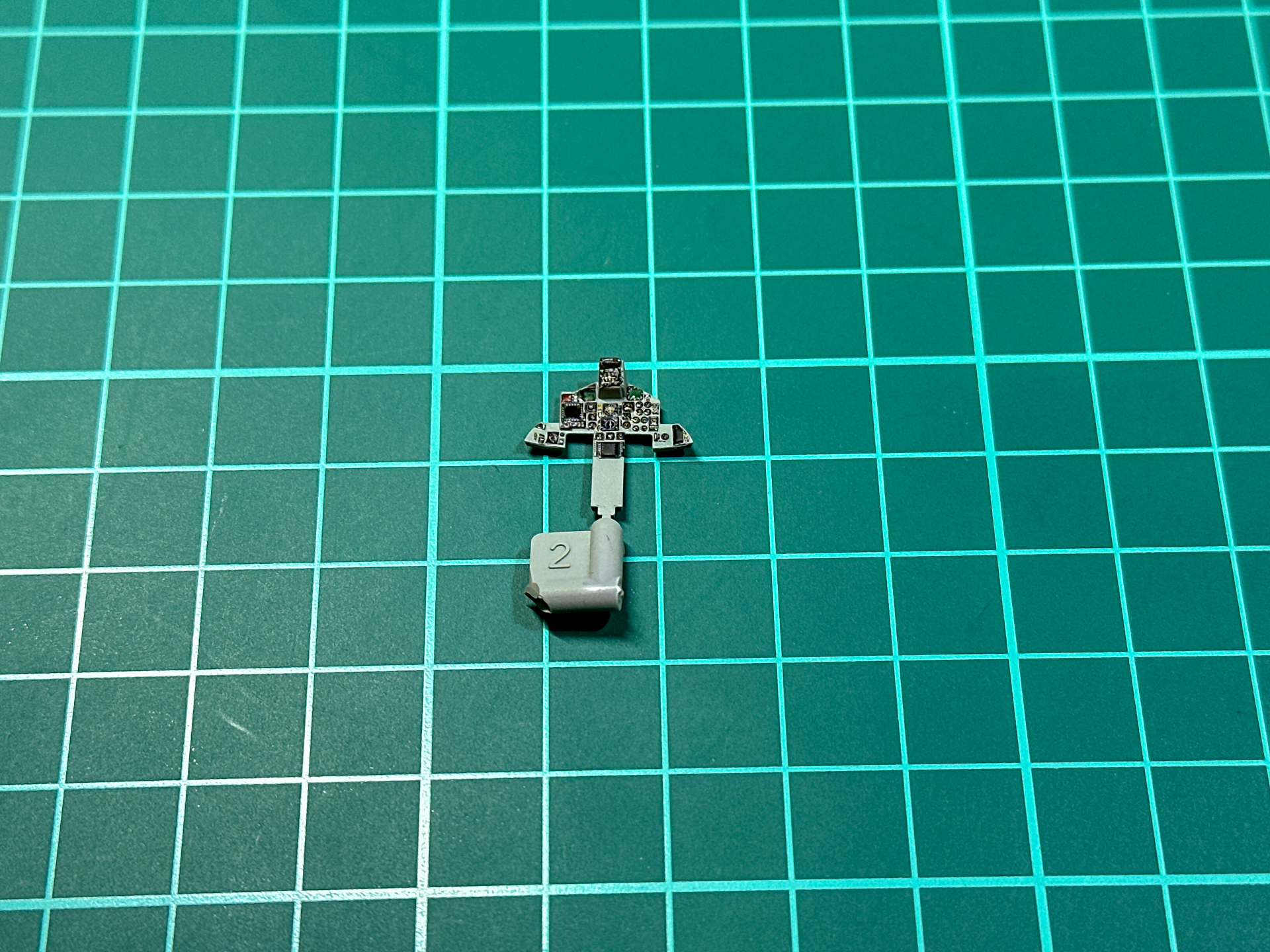 色分けにはデカールを使用し、ディスプレイ部分にはUVレジンを使用しました。