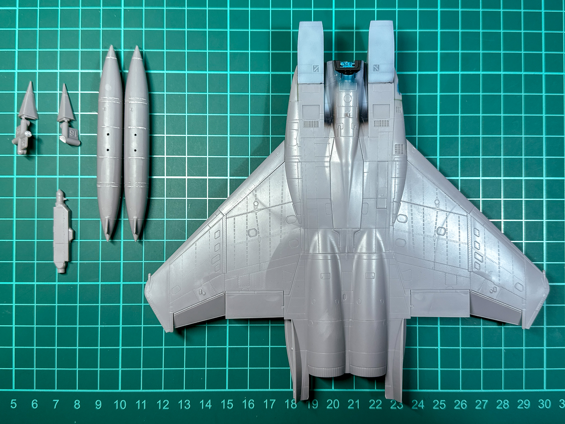 本キットの合わせ目消しの作業量はこれまでに経験した飛行機モデルの半分ほどでした。