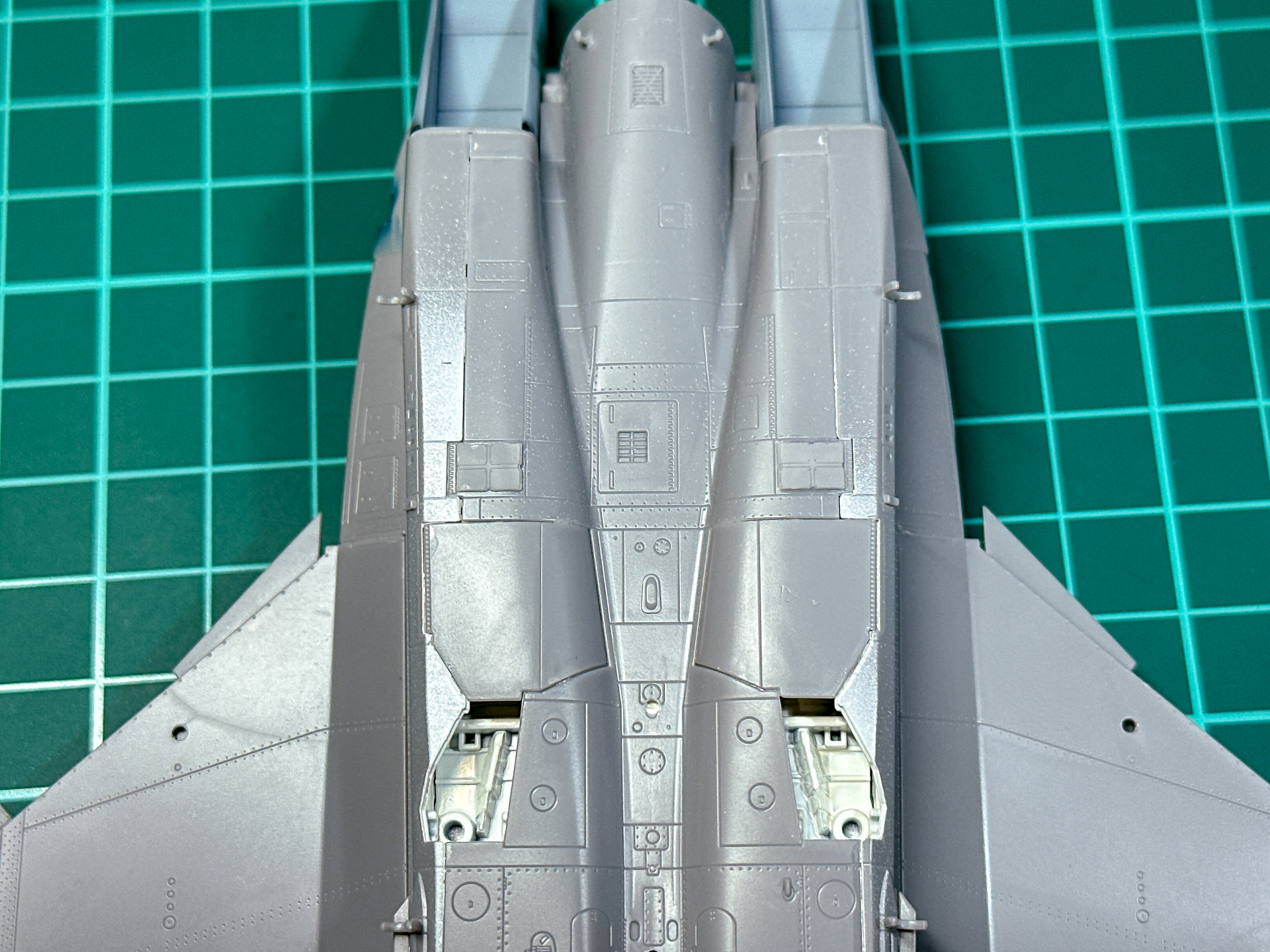 チャフ/フレアディスペンサーはPS樹脂製のため、流し込み接着剤で接着しました。