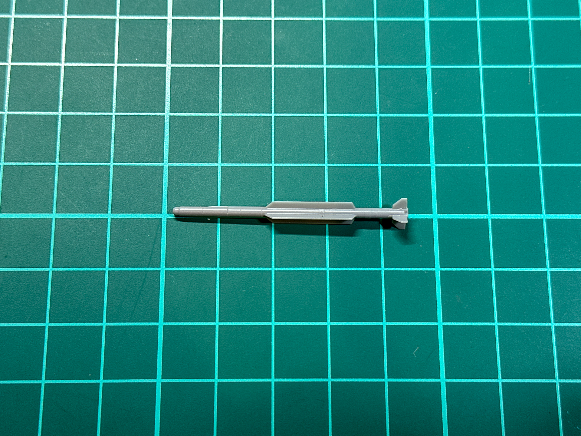 ミサイルは実機写真を参考にAAM-5を1発装備することとします。