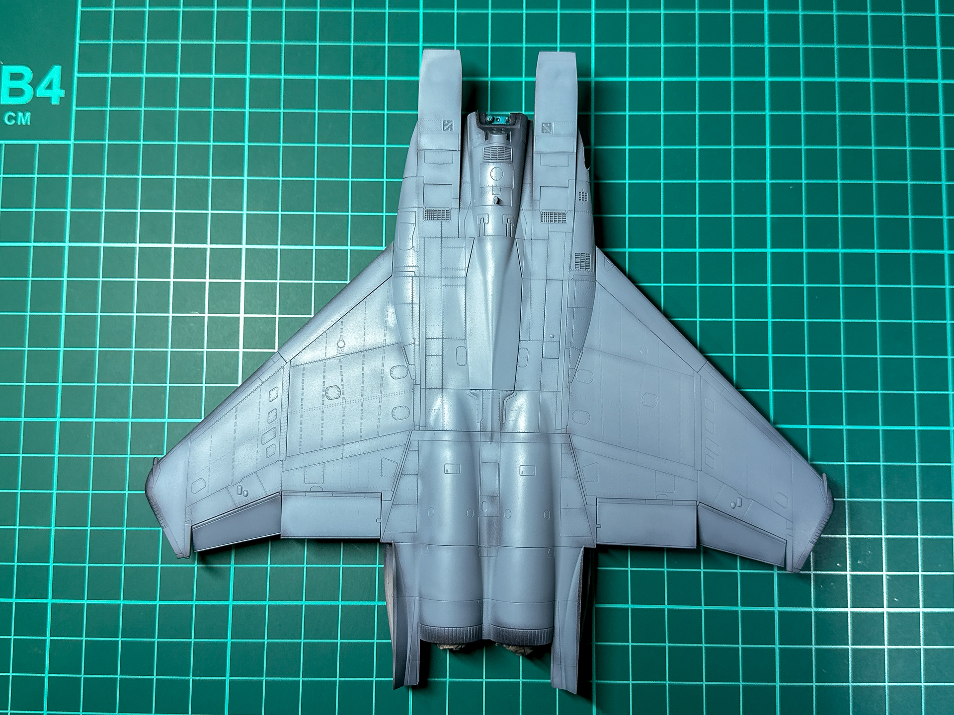 「Mr.カラー 飛行機模型用カラー C307 グレー FS36320」で立ち上げ塗装を行ないました。