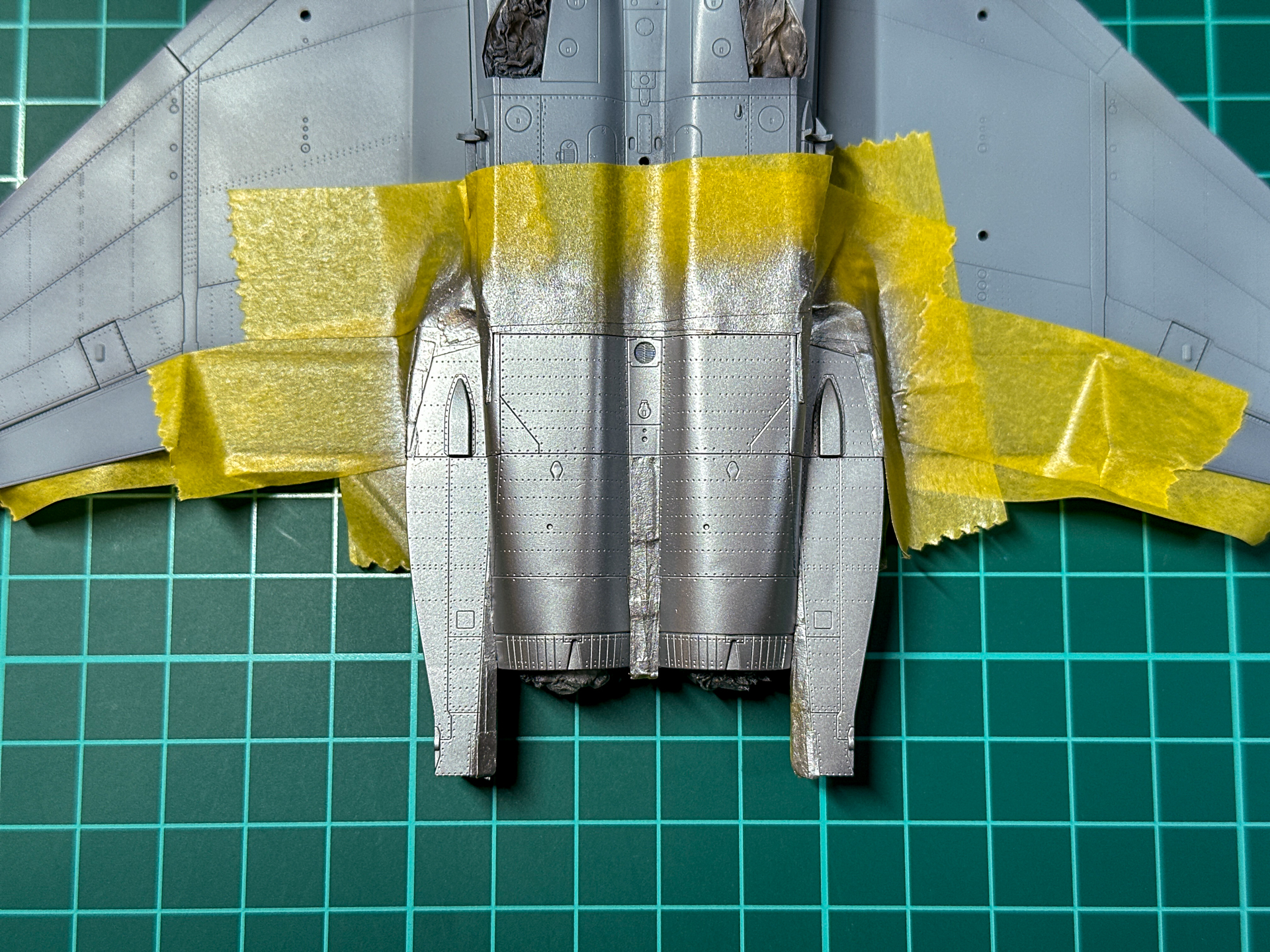 ベース色のシルバーはベタ塗で塗装しました。