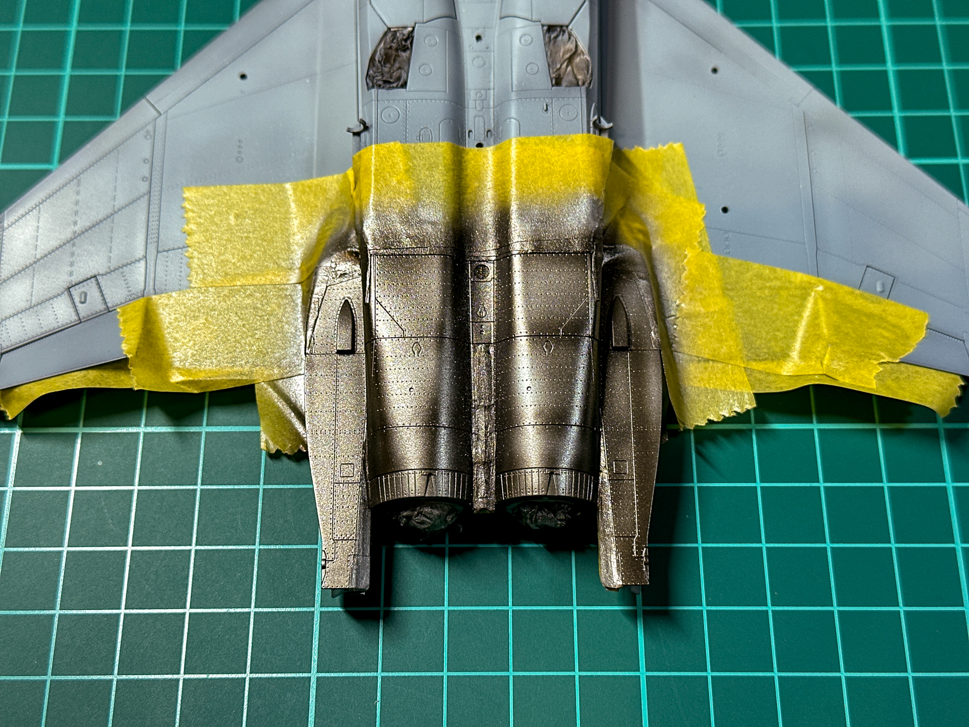 パネルラインを中心にバーニングカラーセットの「ブラストダークアイアン」を塗布しました。