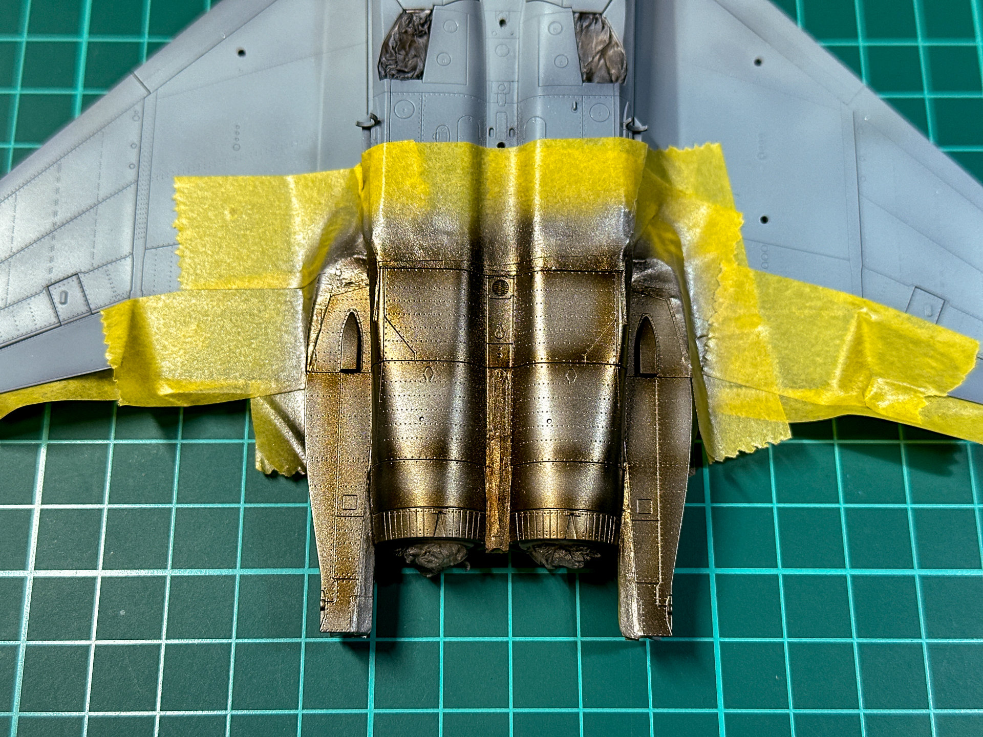 バーニングカラーセットの「バーニングオレンジ」をパネルラインに細吹きし、焼け色を入れていきます。