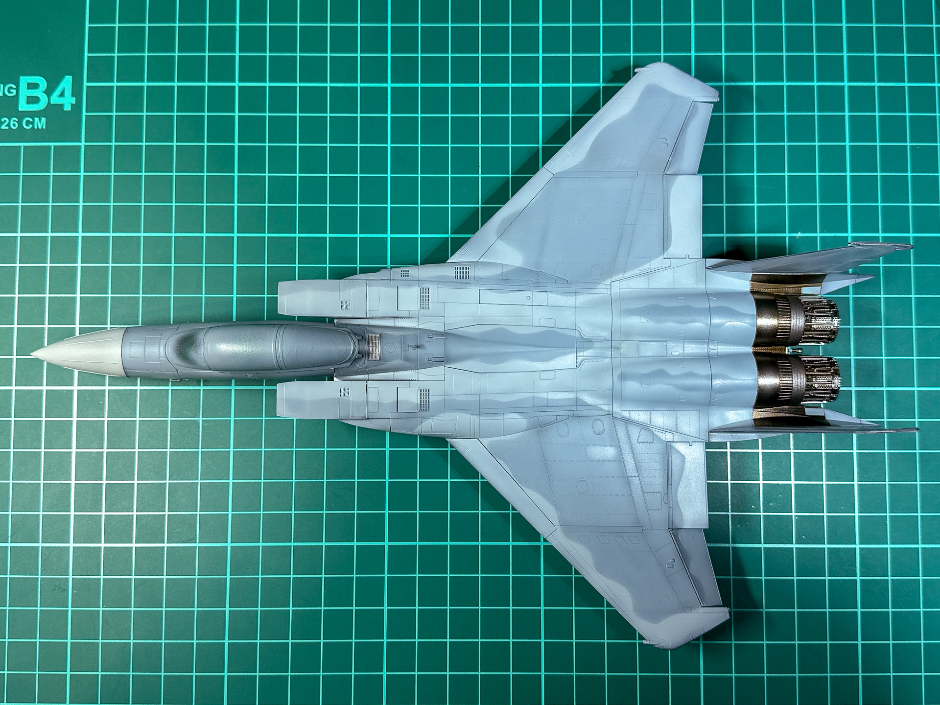 デカール貼り付けのために組み立てを行ないました。水平尾翼は根元から稼働するため、一体化させずにデカールを貼り付けます。