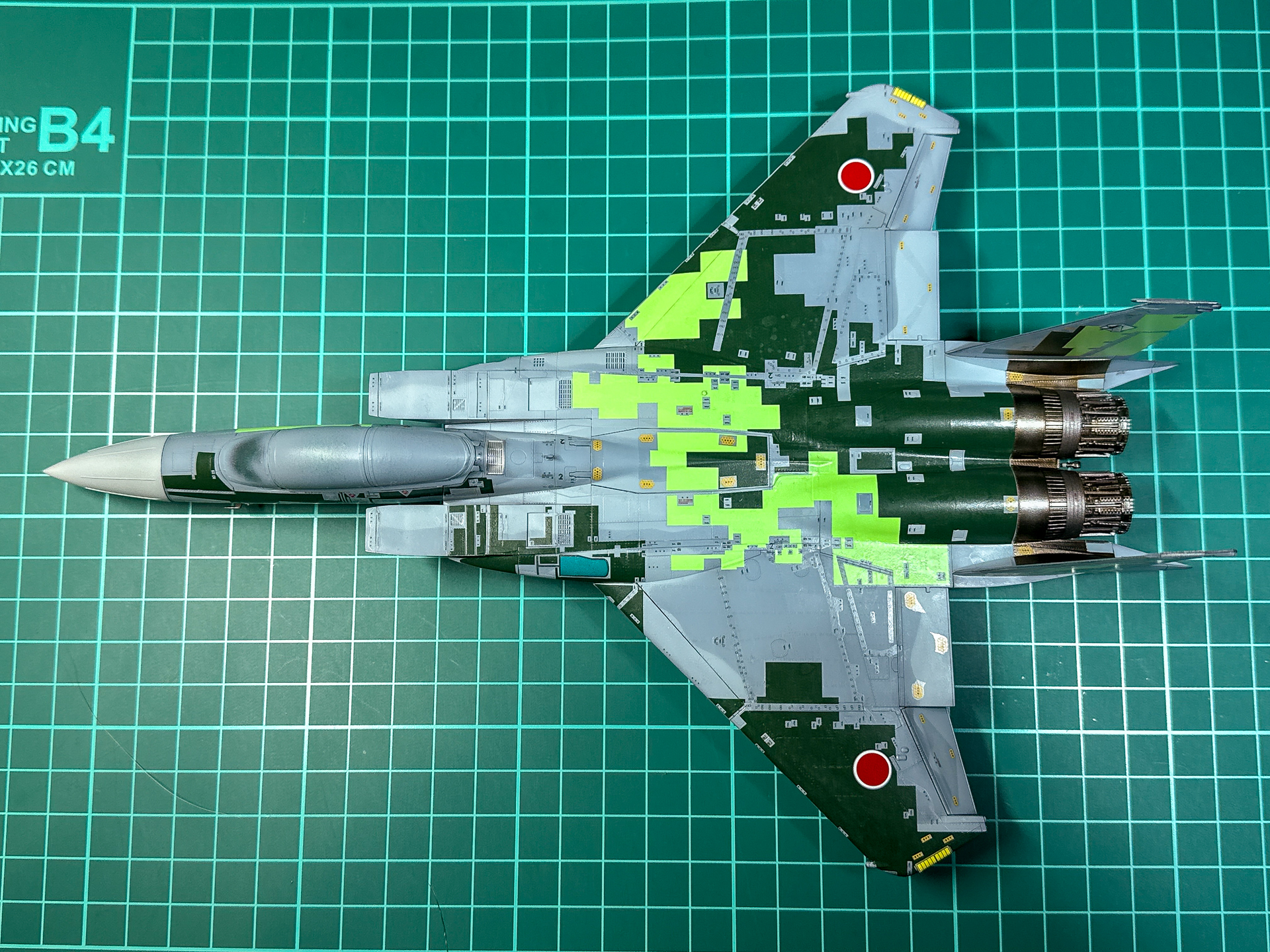 デカール貼り付け直後は塗装面とデカール表面の光沢が異なるため、デカールが浮いて見えます。