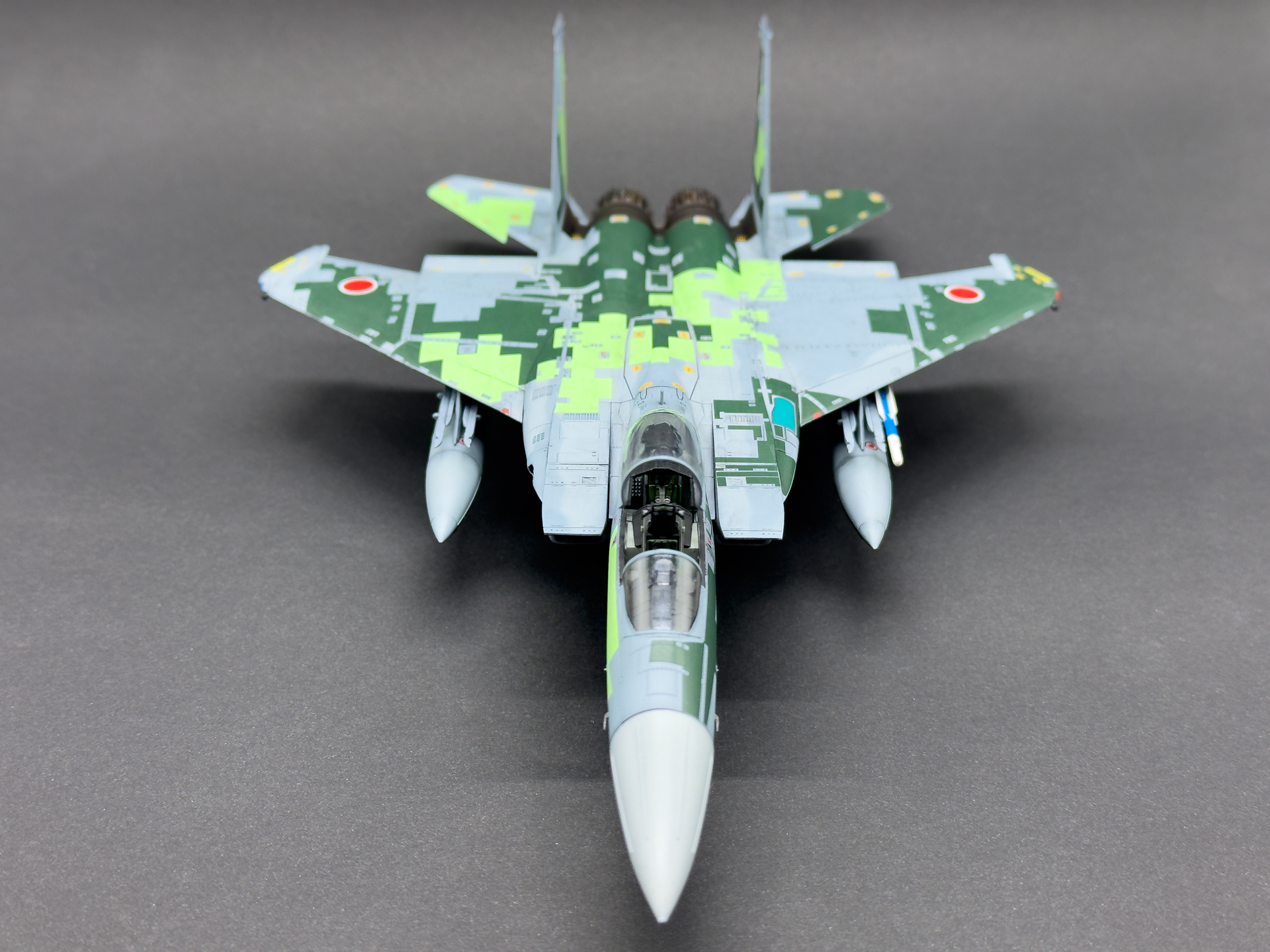 正面から見たF-15DJはアシンメトリーのデジタル迷彩がかっこいいです。