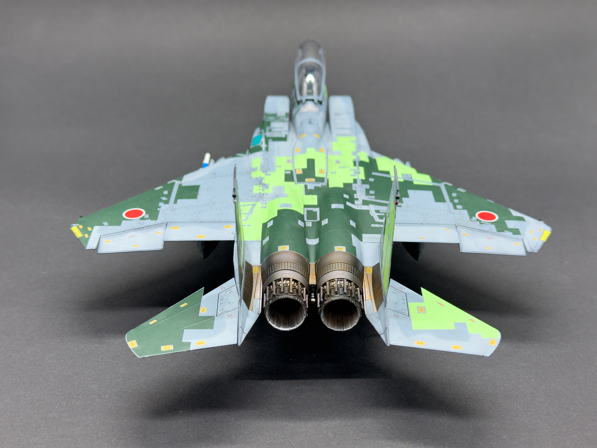 F-15DJのエンジンノズルはつや消しホワイトで仕上げました。